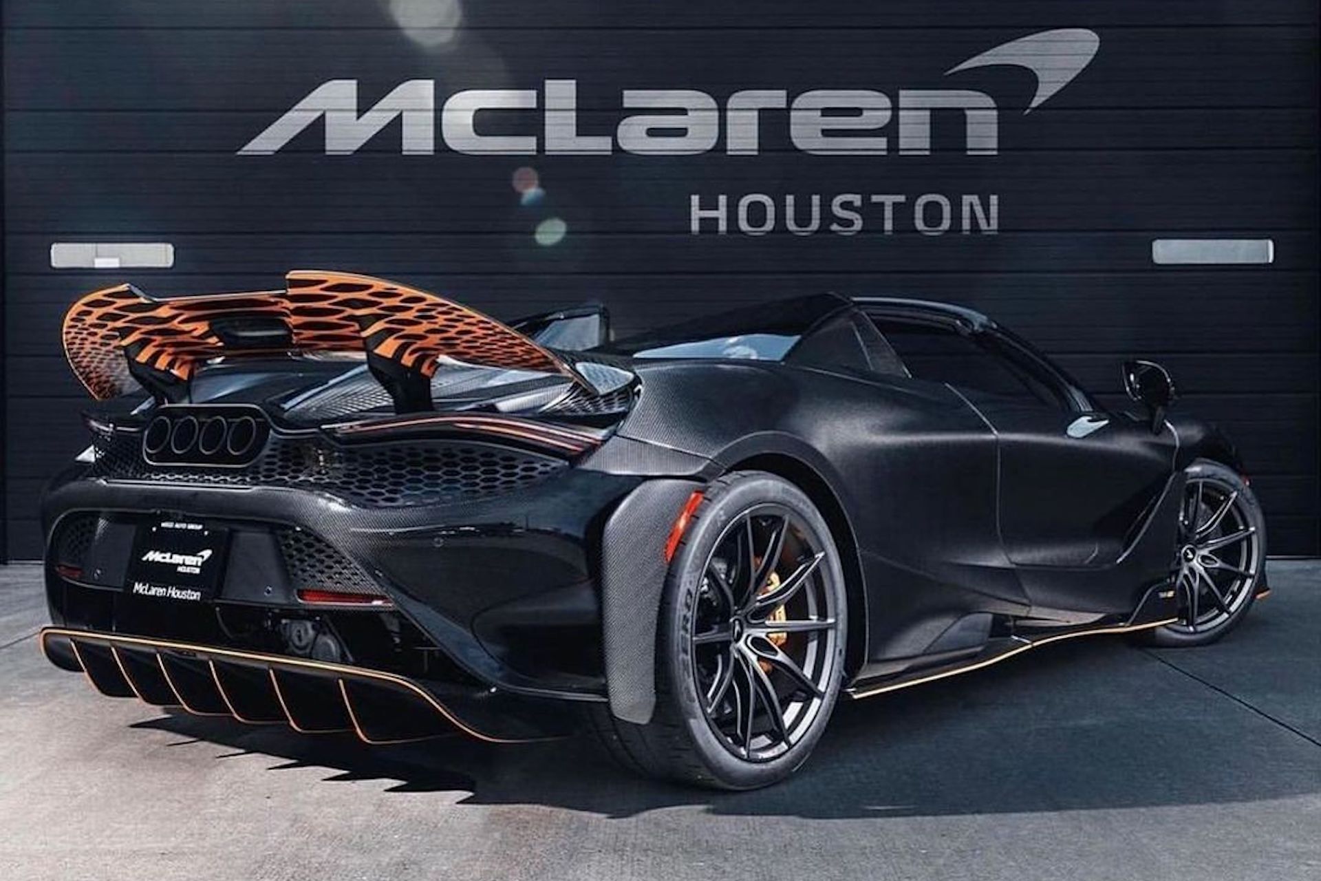 Придворное ателье McLaren посвятило особый суперкар 765LT Spider Чёрной Мамбе