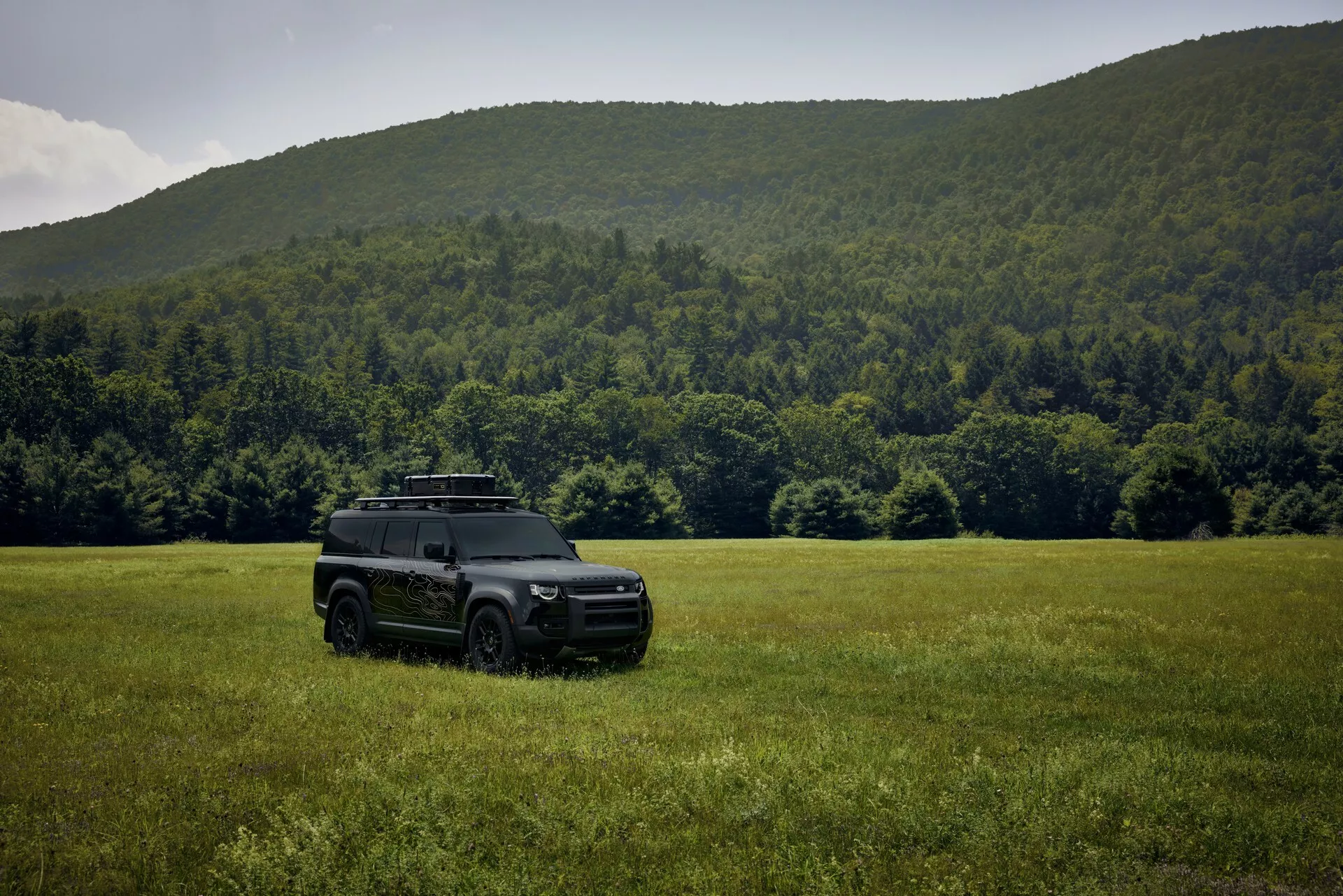 Компания Land Rover сделала внедорожник Defender с особым декором кузова
