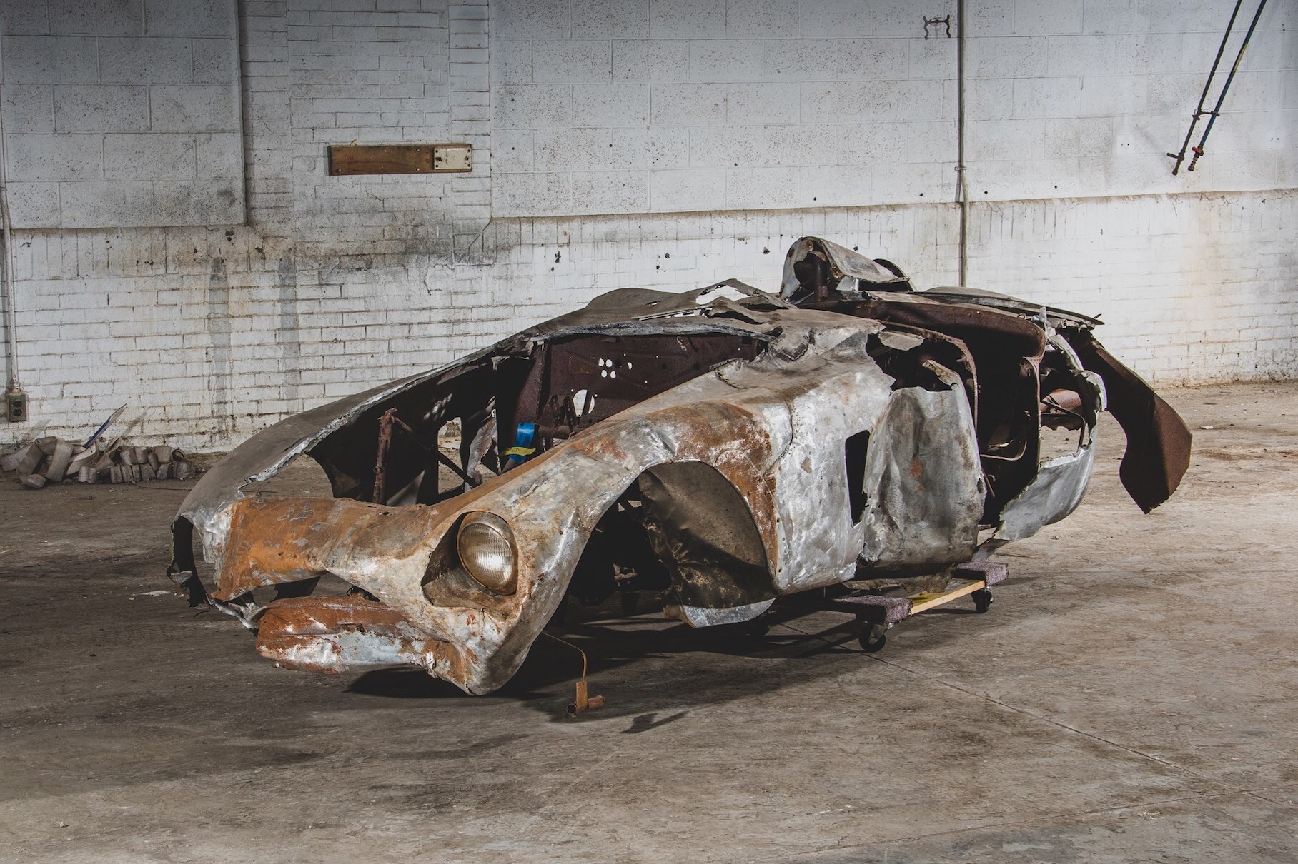 На аукционе RM Sotheby's продали сгоревший Ferrari за 1,9 млн долларов