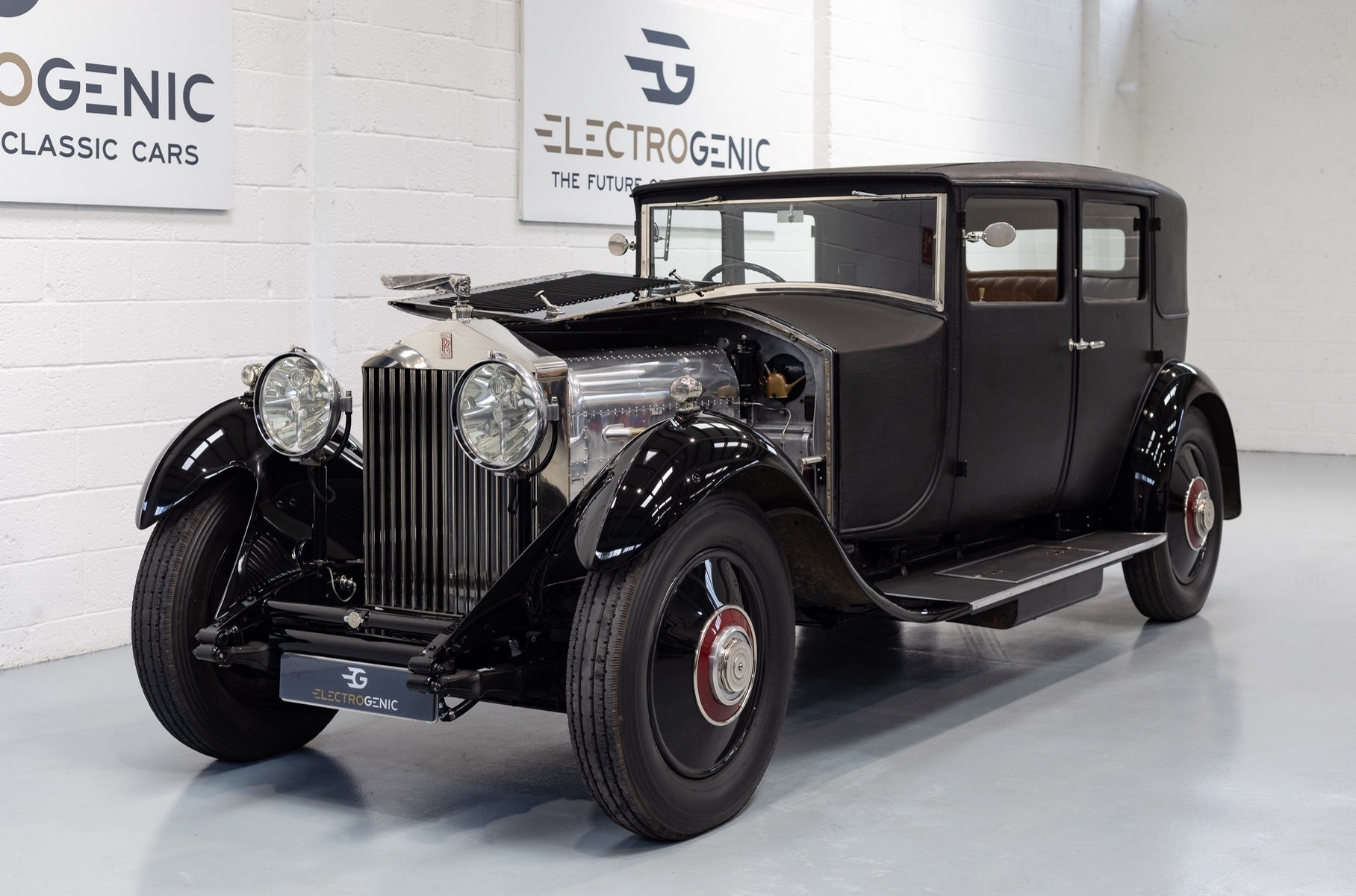 Англичане перевели на электротягу Rolls-Royce Phantom II образца 1929 года
