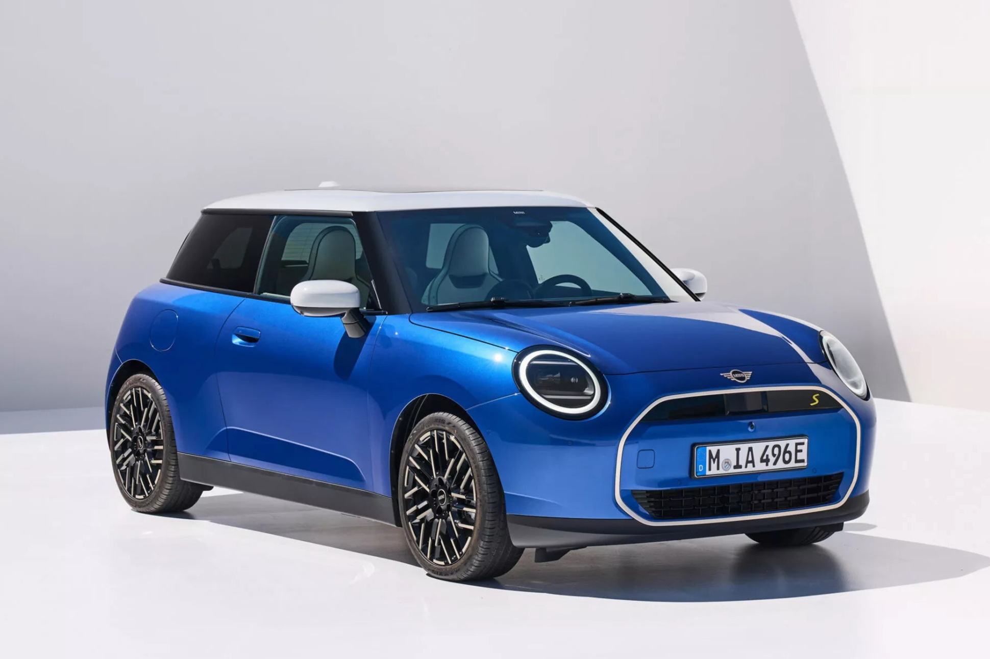 Китайская сборка и круглый экран: представлен новый MINI Cooper — Motor