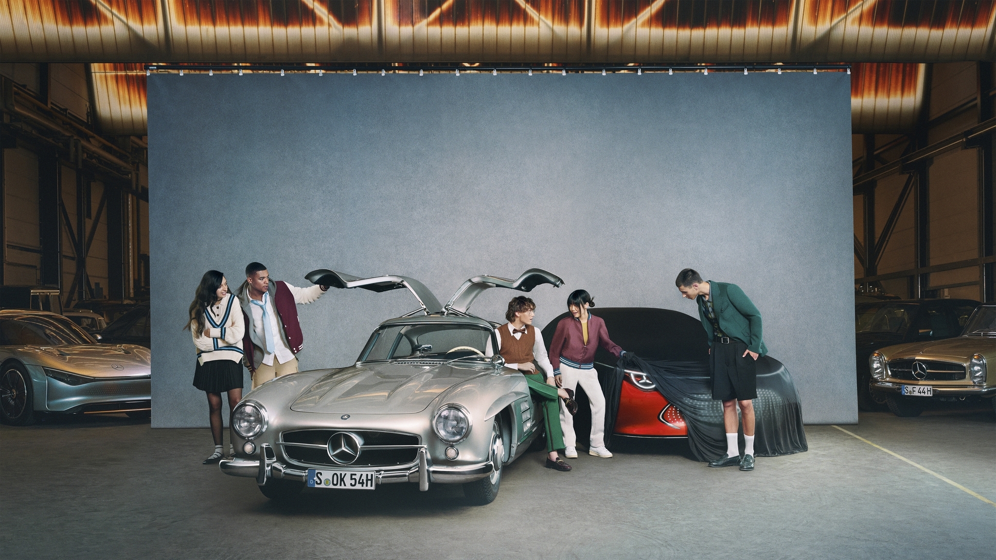 Mercedes-Benz показал фото преемника модели CLA со звёздами в фарах