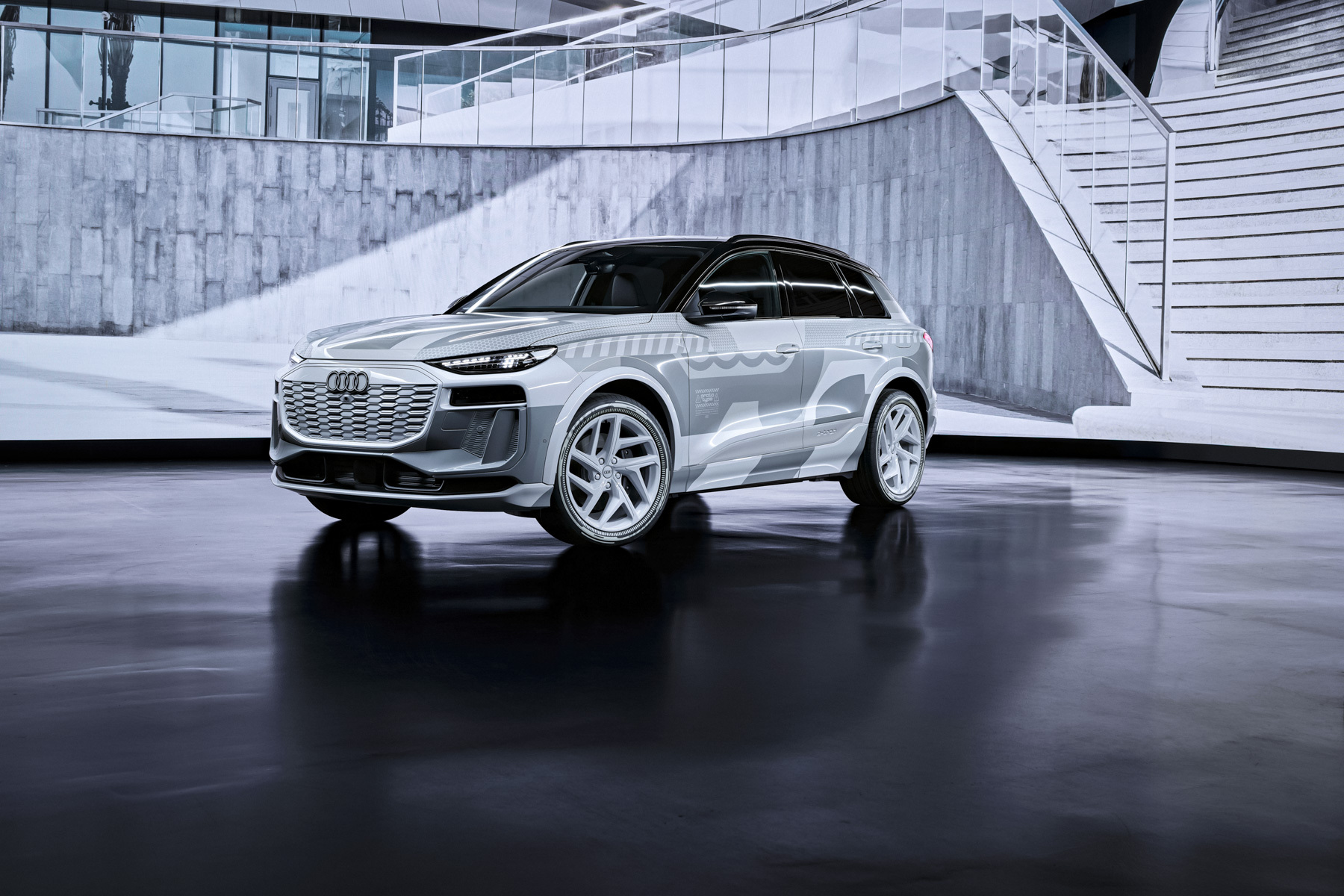 Audi раскрыла высокотехнологичный интерьер кроссовера Q6 e-tron 