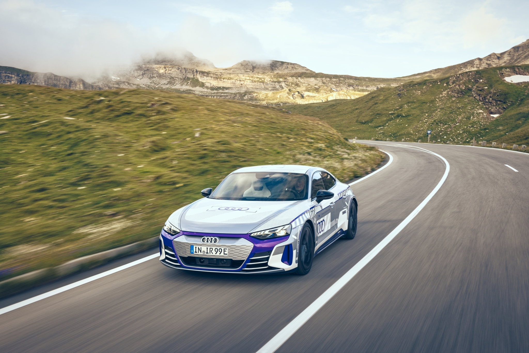Компания Audi выпустила спецверсию электрокара RS e-tron GT в честь зимних гонок