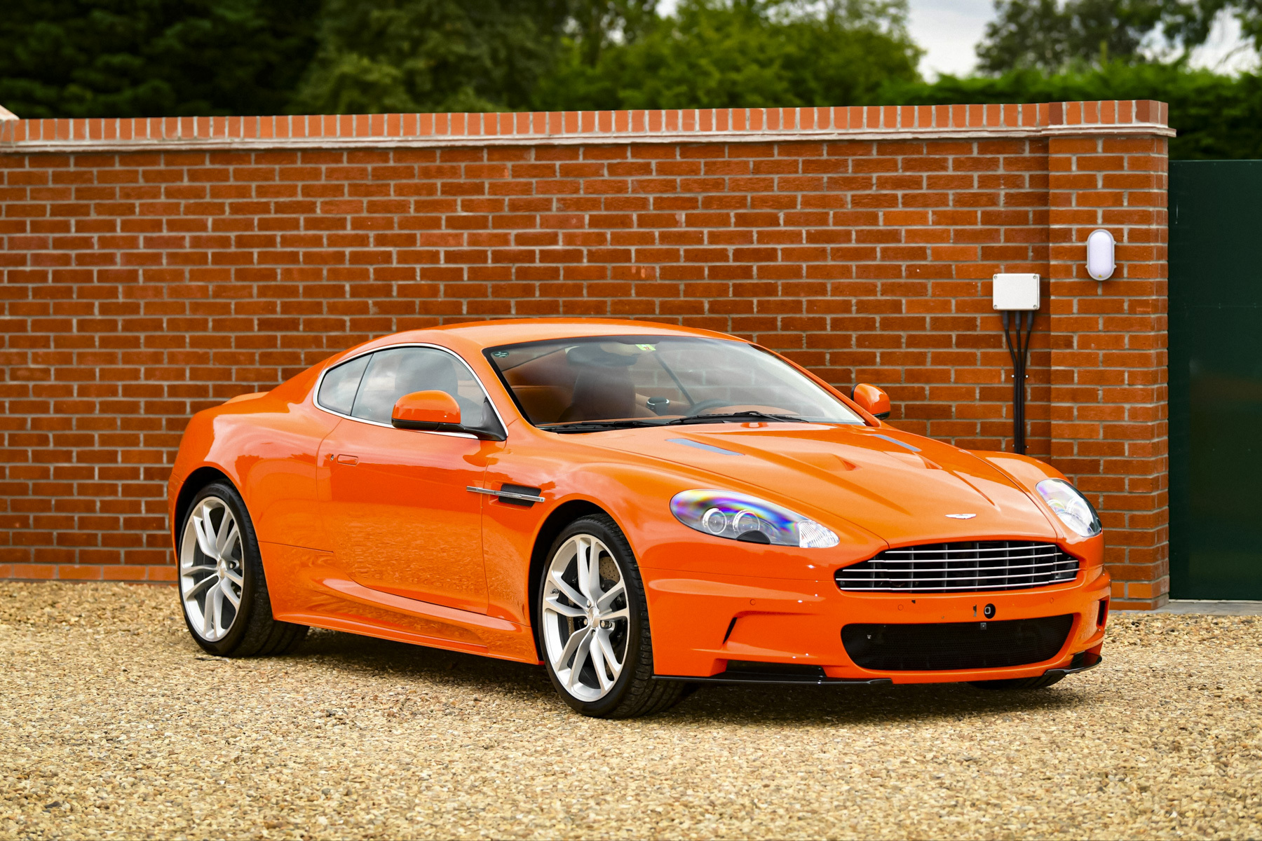 На торги выставят коллекцию из восьми оранжевых Aston Martin разных моделей