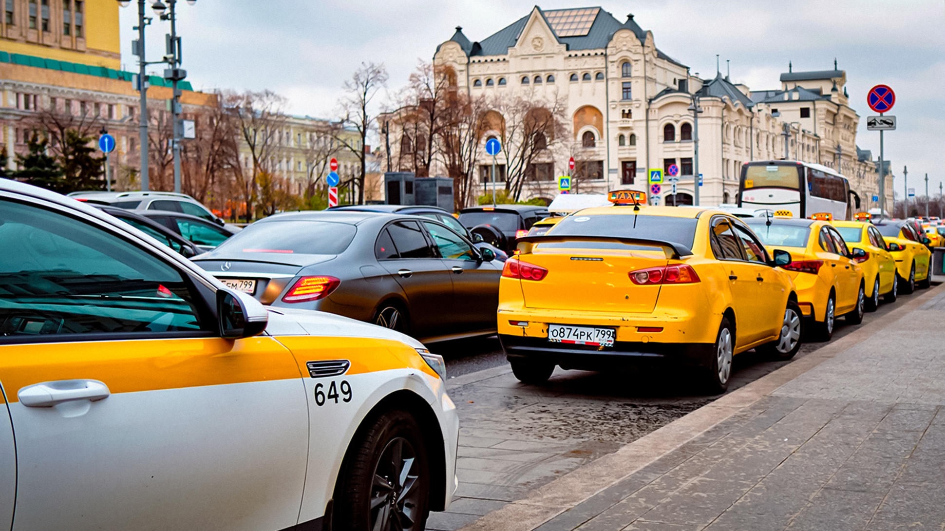 В России хотят ограничить время стоянки такси в жилой зоне — Motor