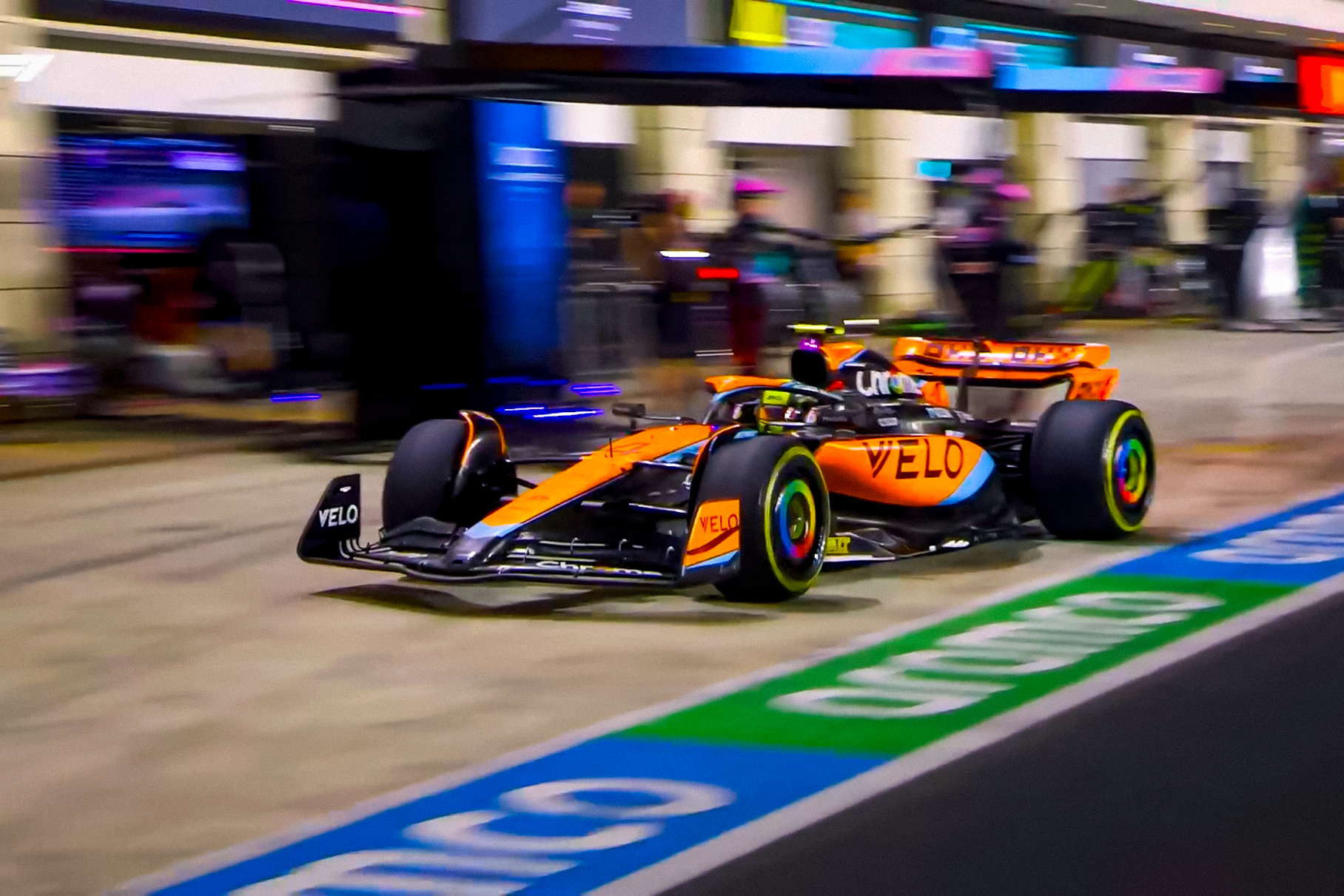 Механики команды McLaren провели пит-стоп болида Формулы-1 за 1,8 секунды