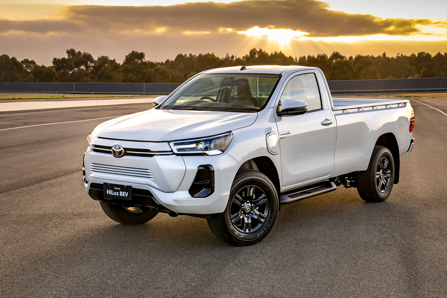 Toyota показала электрический Hilux. Но не всем — Motor