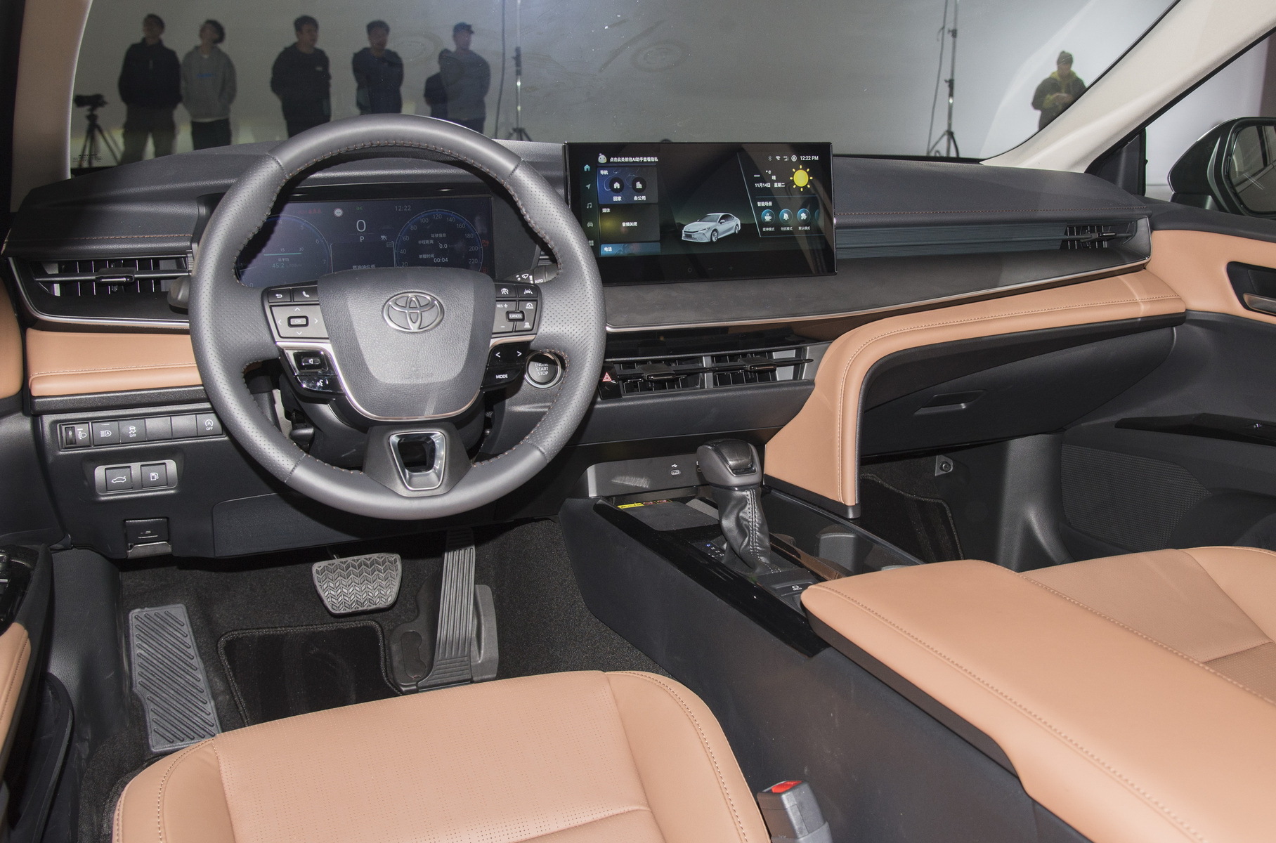 Новая Toyota Camry: базовая негибридная версия и другой салон