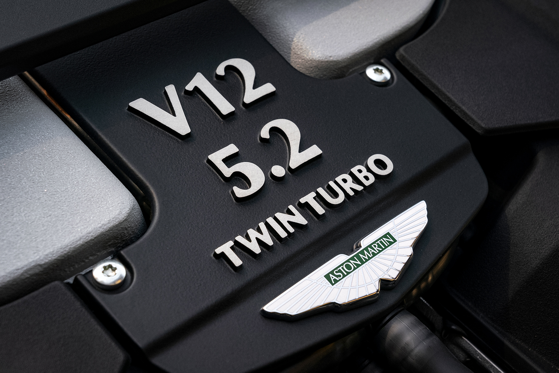 Появились подробности о новом Aston Martin DBS и о судьбе мотора V12