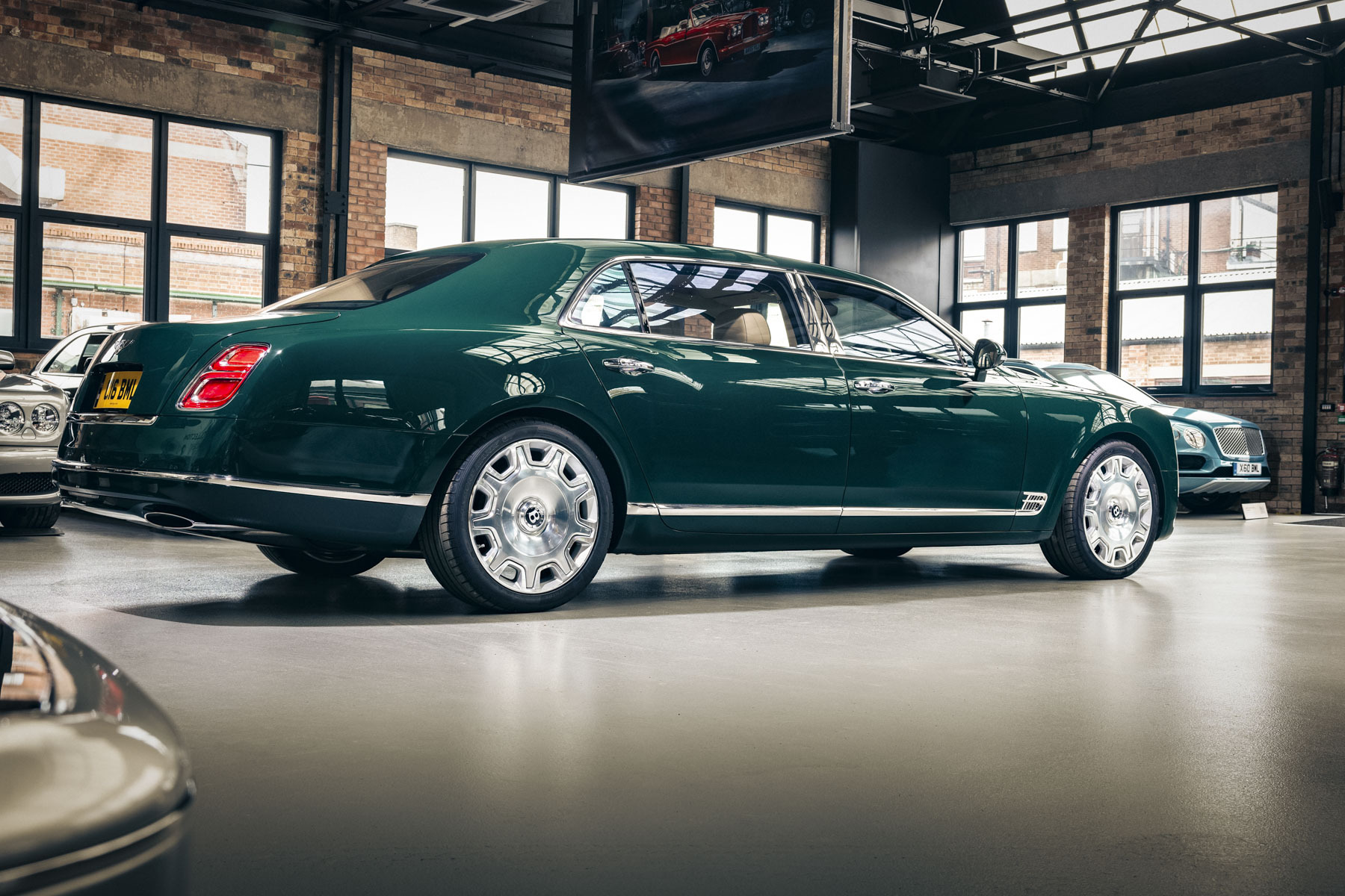 Компания Bentley показала седан Mulsanne, построенный для королевы Елизаветы II