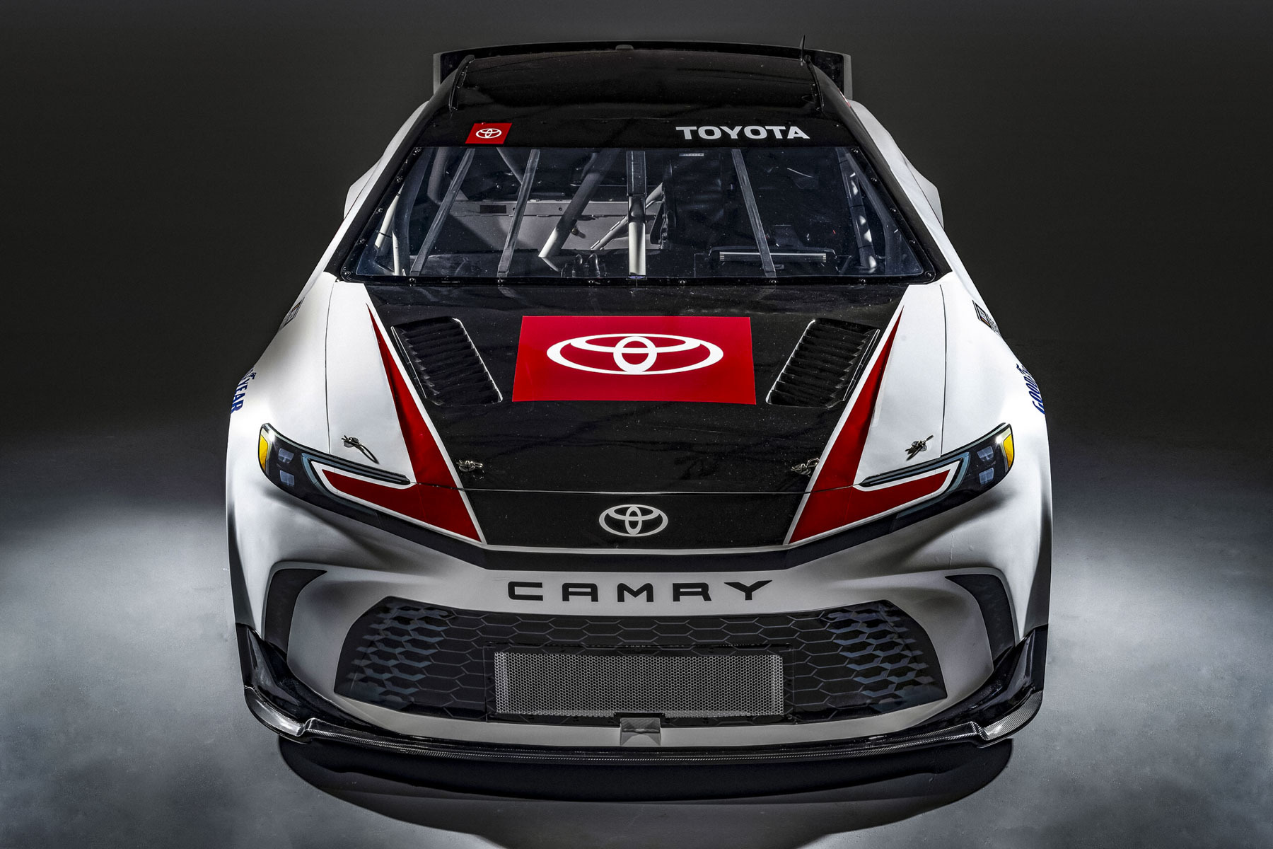 Компания Toyota представила трековый болид Camry XSE для гоночной серии NASCAR