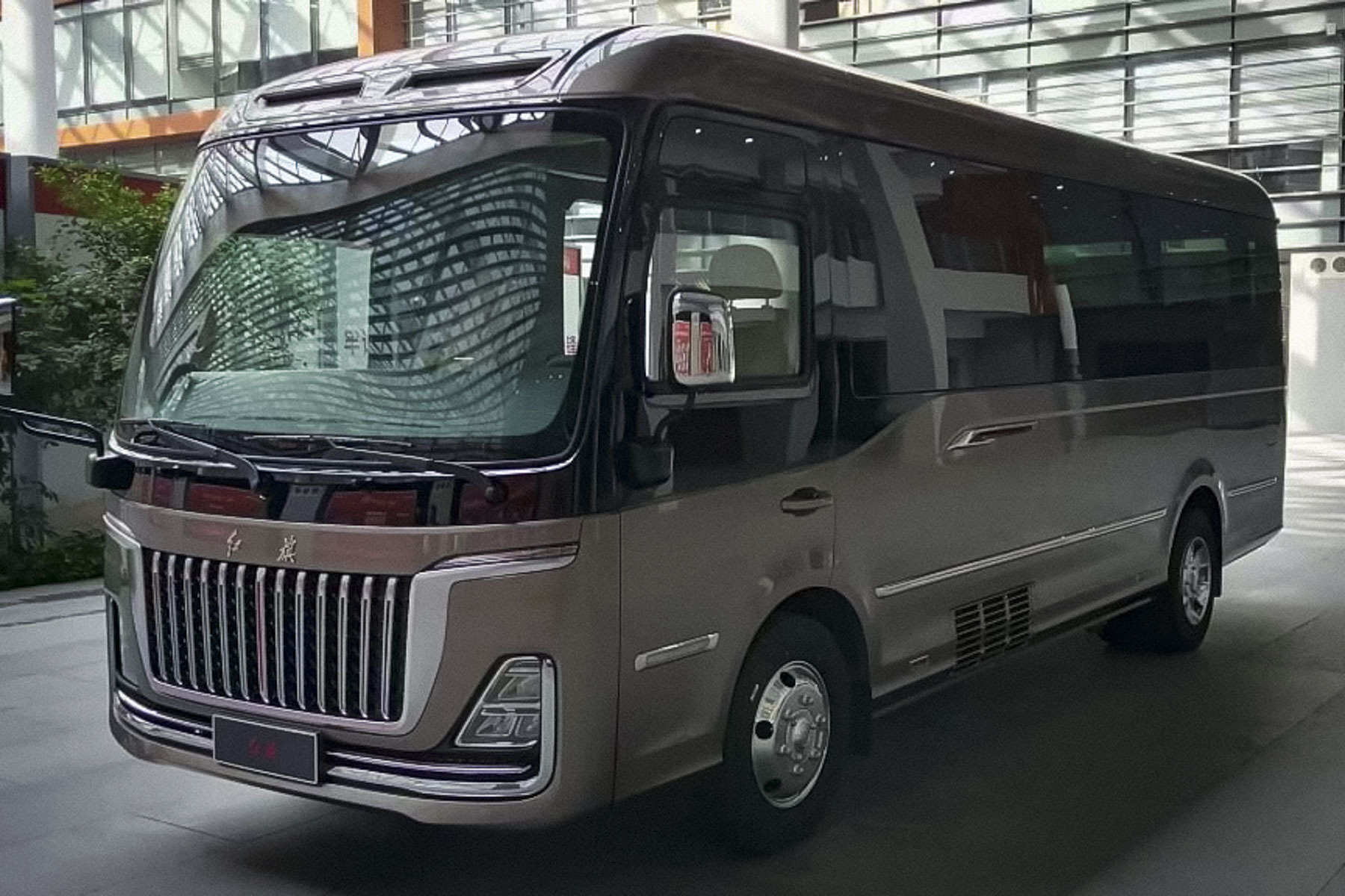 Китайский премиальный бренд Hongqi выпустил пассажирский автобус Guoyue
