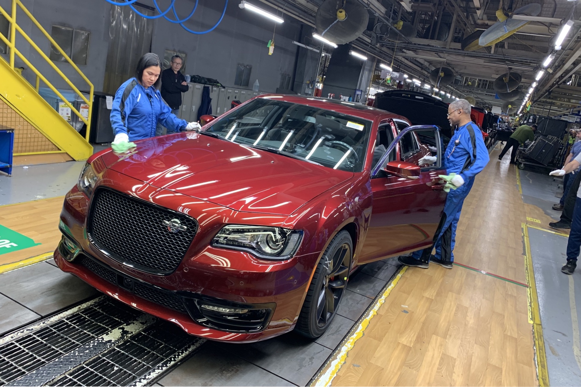 Ушла эпоха: собран последний седан Chrysler 300C — Motor