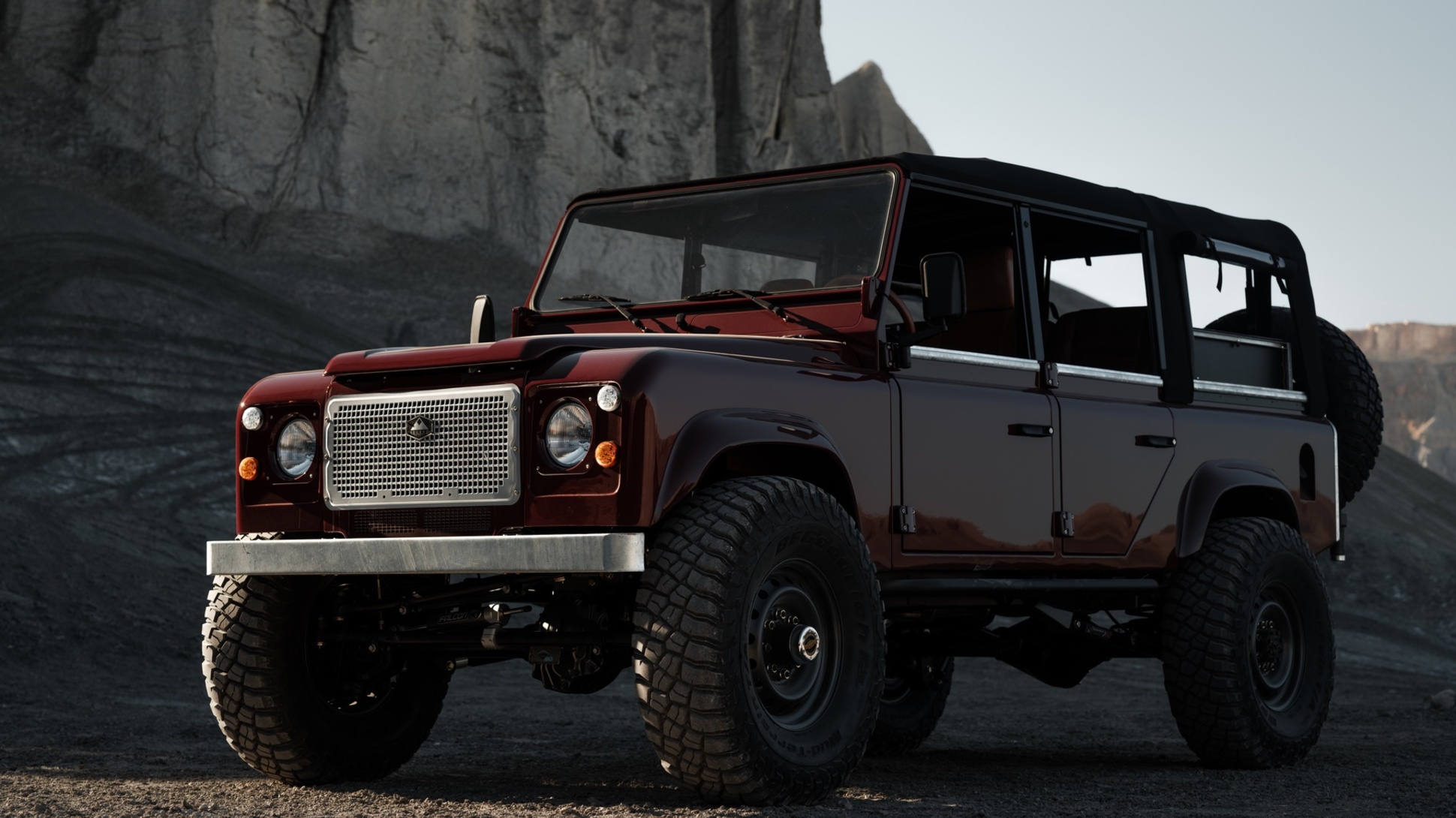 Внедорожник Legend Signature Series скрестил Land Rover Defender с Jeep  Wrangler — Motor