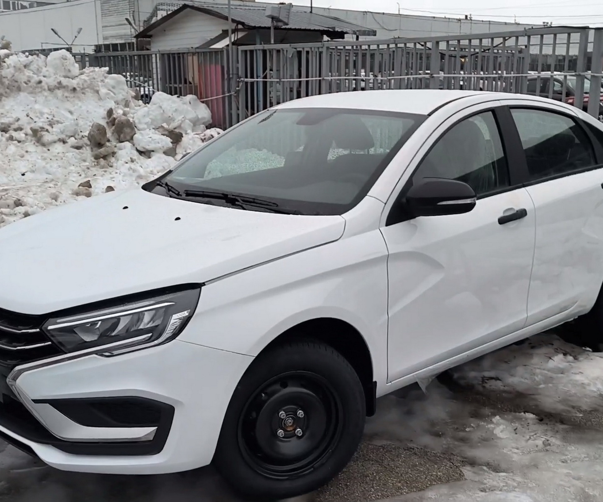 Видео: АвтоВАЗ стал выпускать Vesta NG без подушек безопасности — Motor