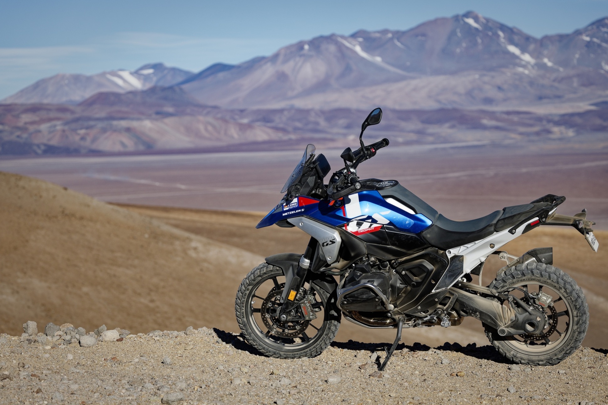 Серийный BMW R 1300 GS поднялся на самый высокий действующий вулкан — Motor