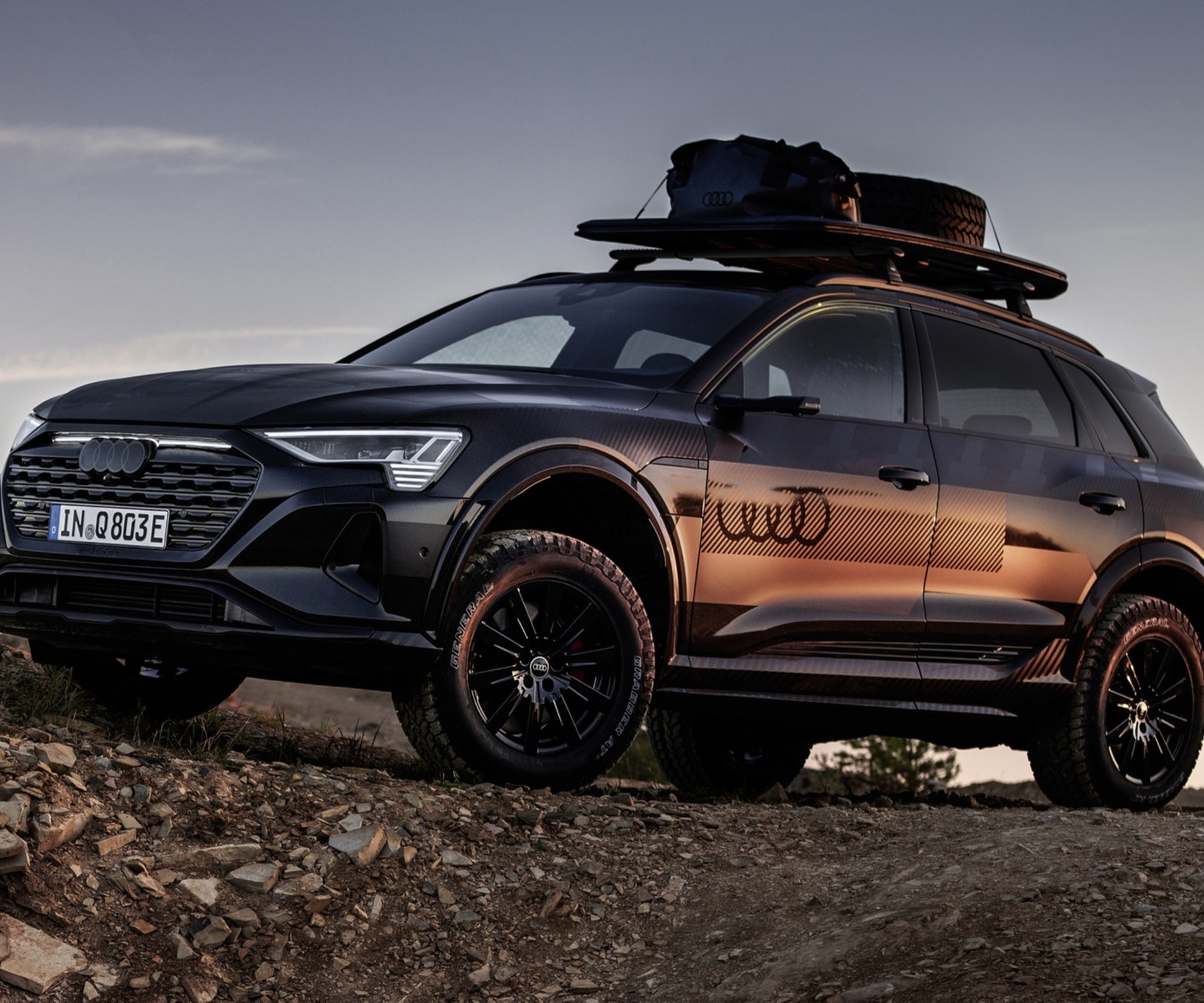 Audi Q8 e-tron породнился с гоночным прототипом для «Дакара» — Motor