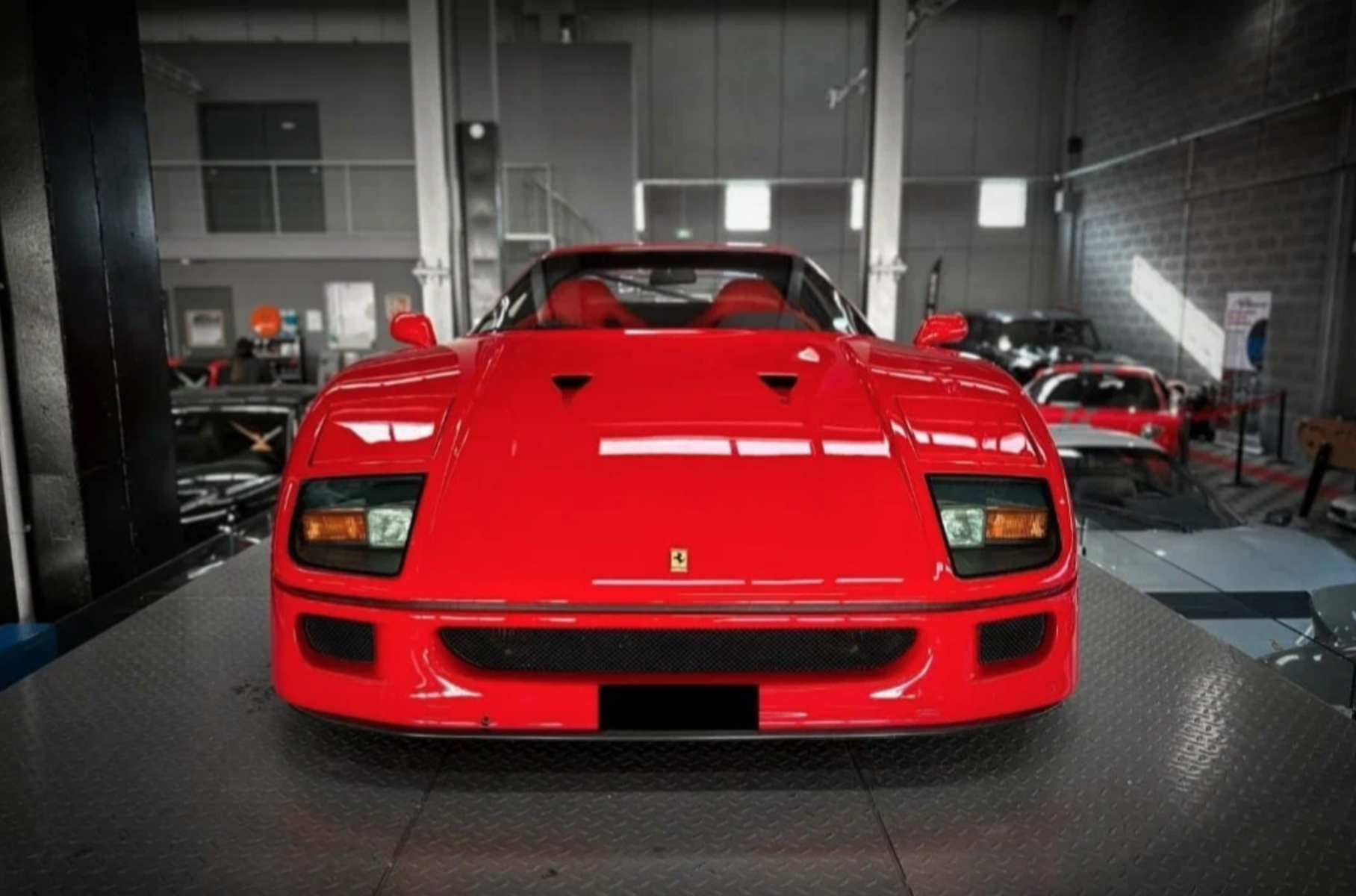 Дилер из Владивостока продает культовую Ferrari F40 1992 года за 300 миллионов рублей