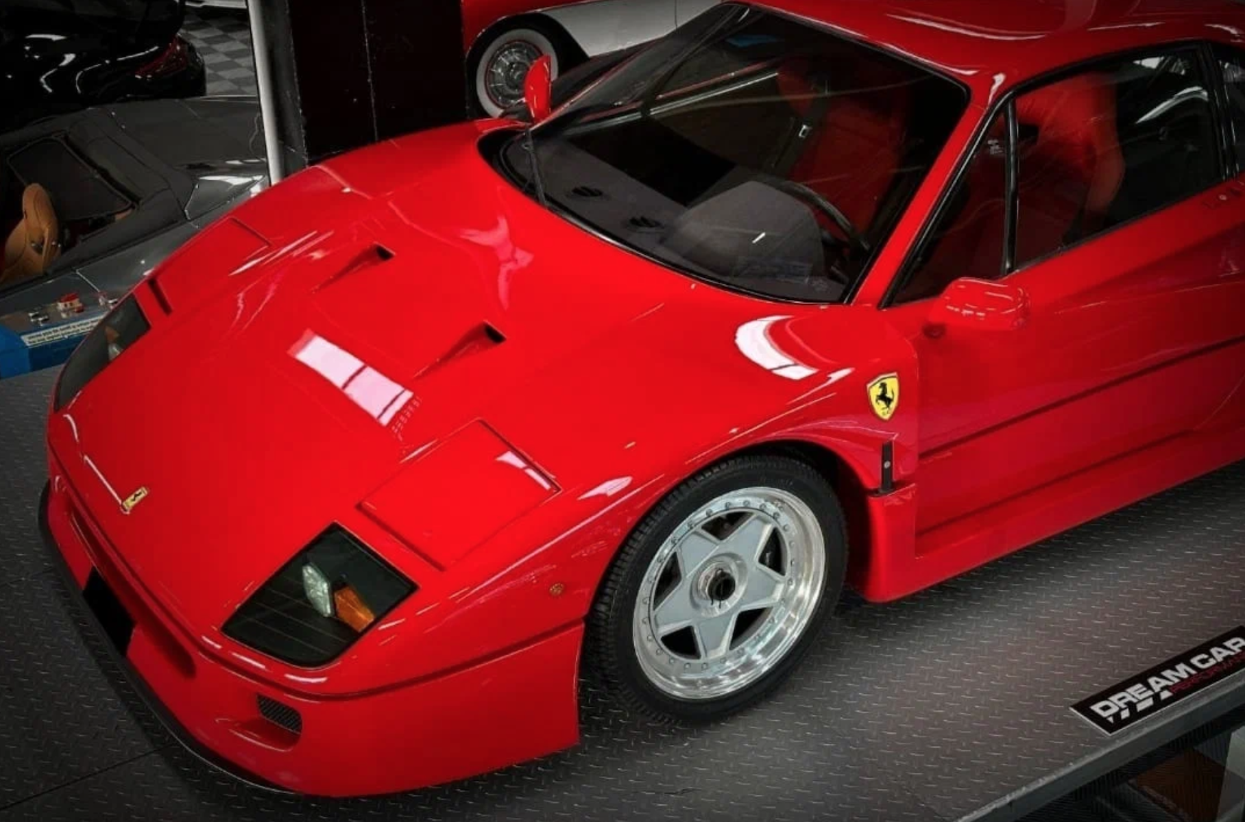 Дилер из Владивостока продает культовую Ferrari F40 1992 года за 300 миллионов рублей