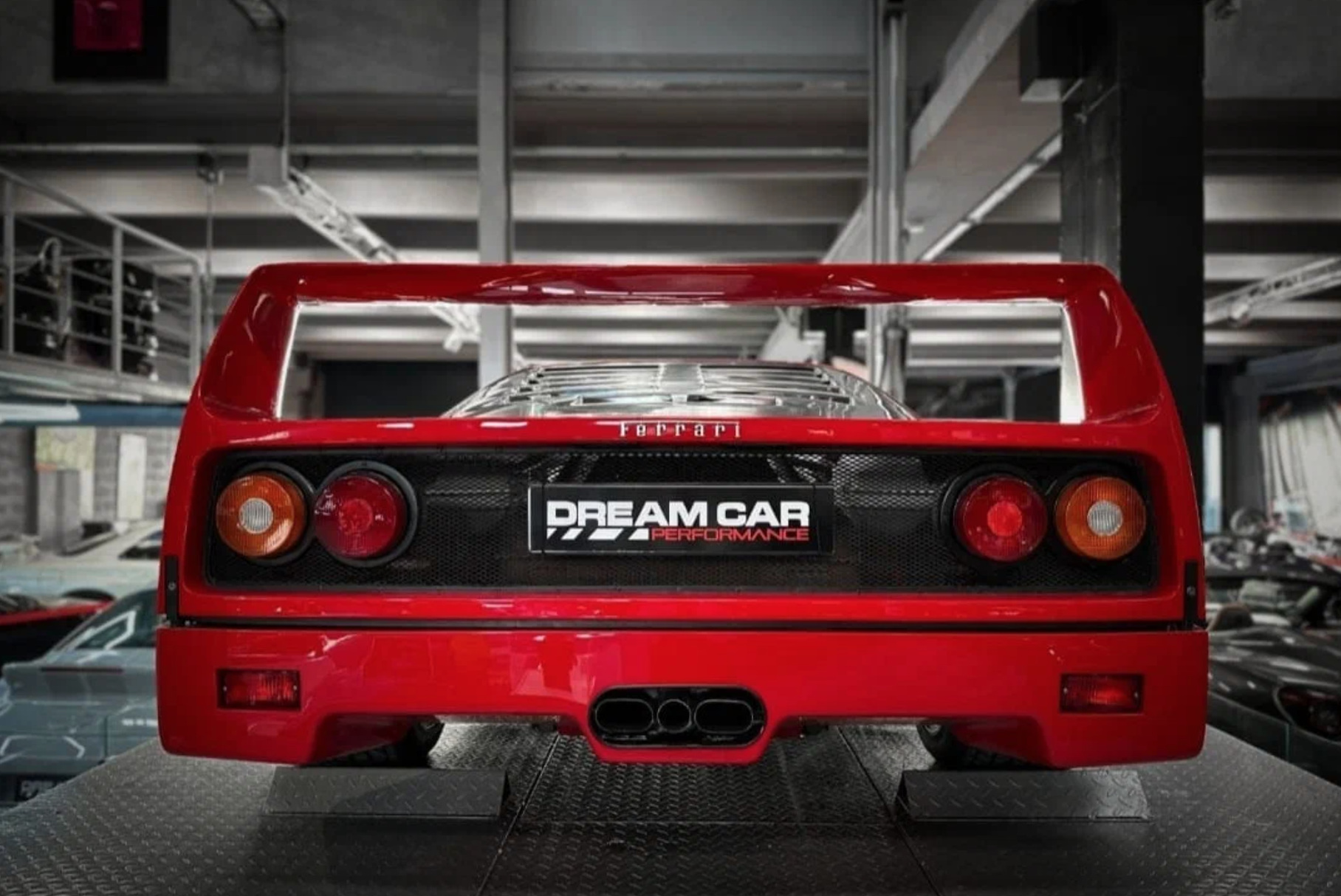 Дилер из Владивостока продает культовую Ferrari F40 1992 года за 300 миллионов рублей