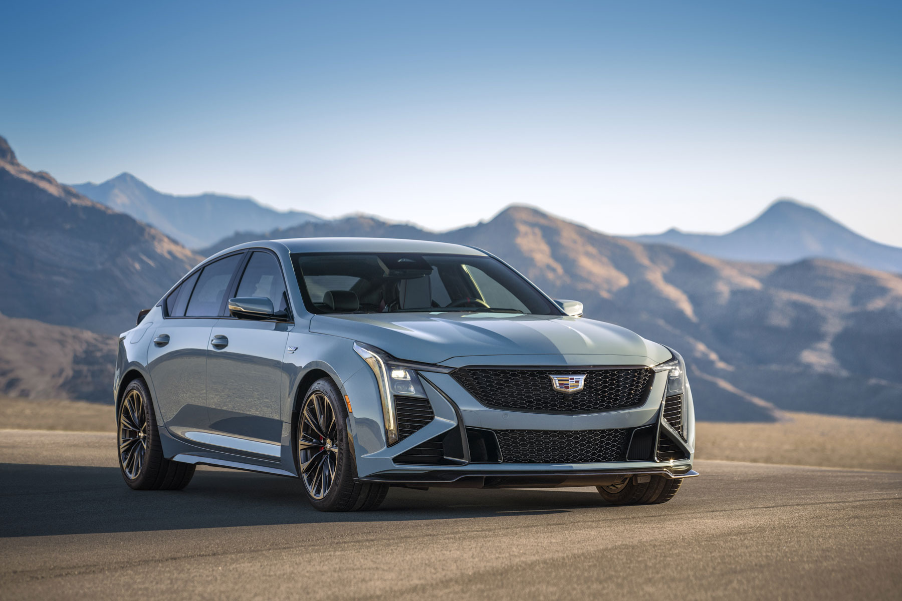 «Заряженные» Cadillac CT5 V-серии обзавелись 33-дюймовым экраном