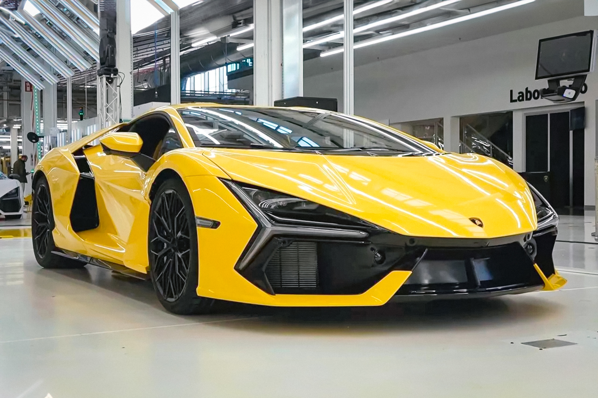 Новейший супергибрид Lamborghini Revuelto можно заказать в России: известна  цена — Motor