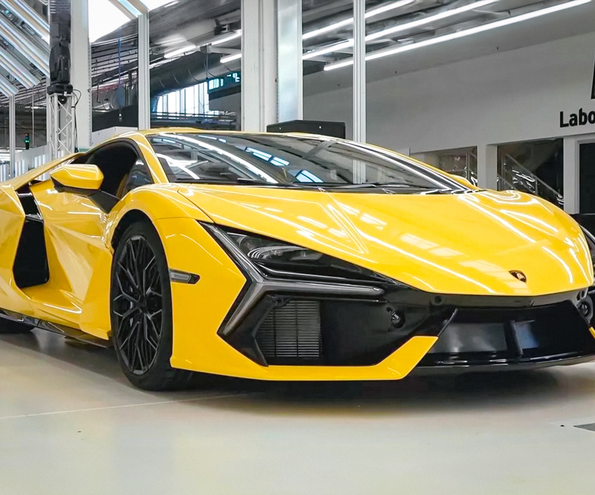 Новейший супергибрид Lamborghini Revuelto можно заказать в России: известна  цена — Motor