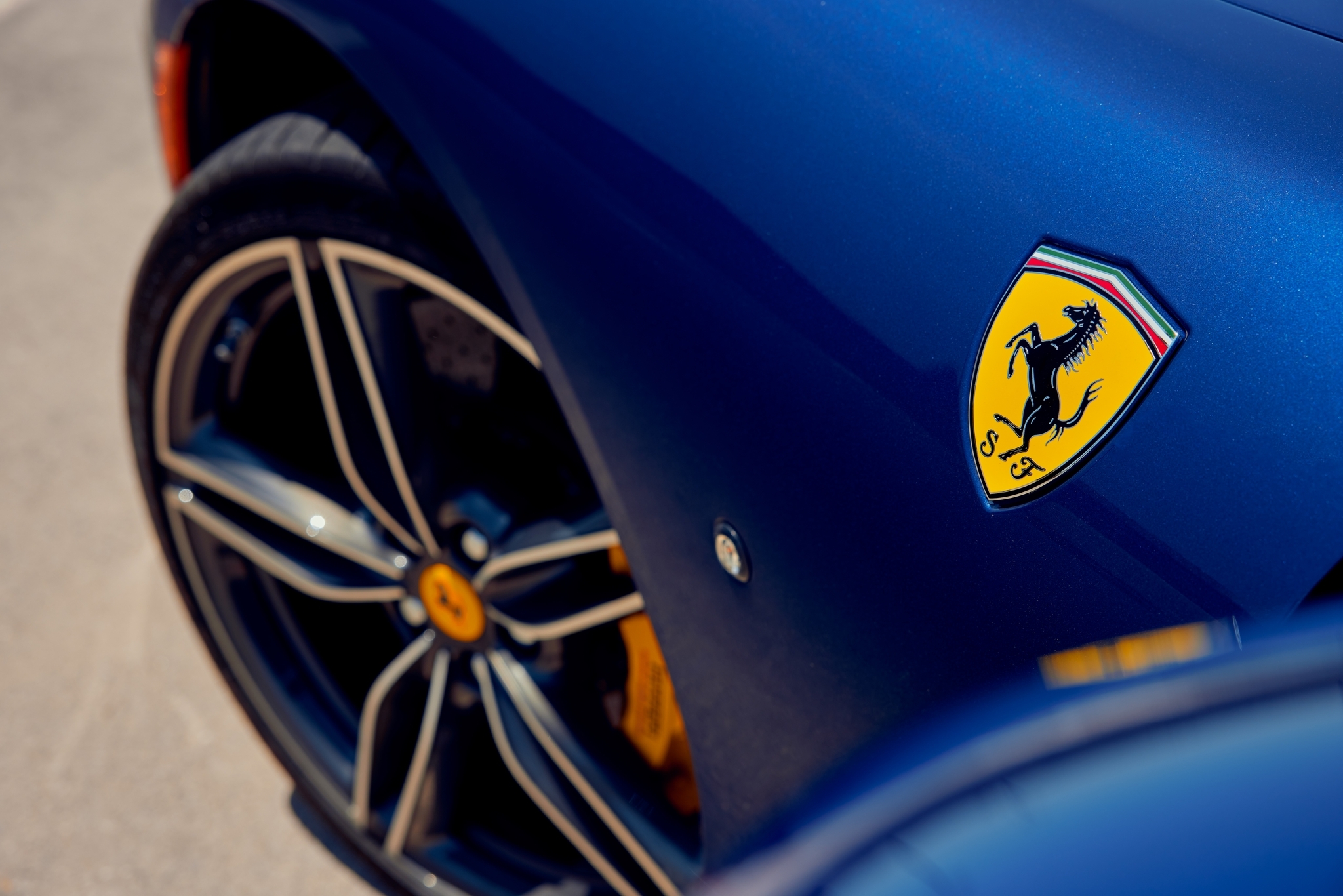 Компания Ferrari готовит к премьере сразу три новинки в наступившем году