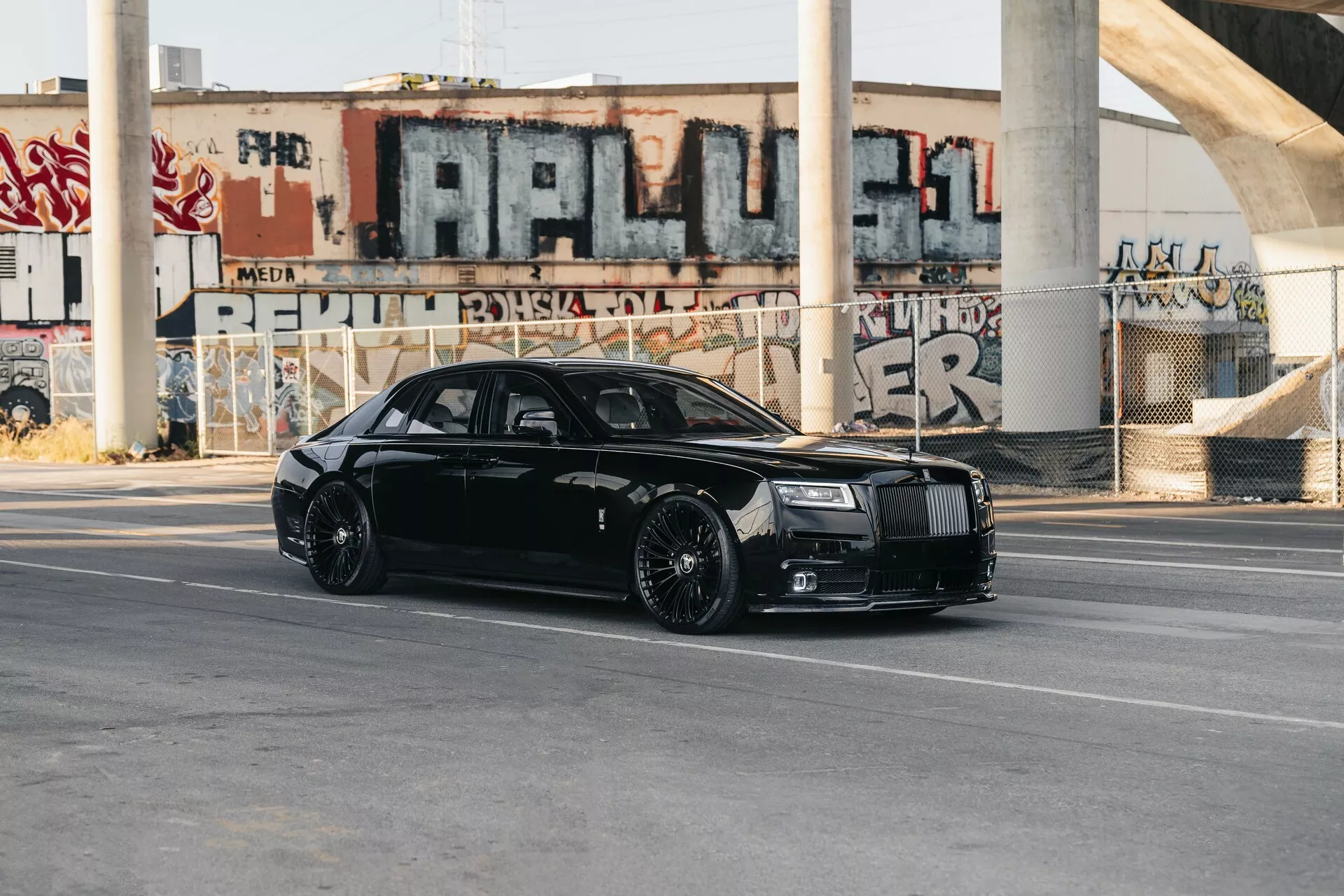 Новый Rolls-Royce Ghost скромно украсили карбоном и алюминием