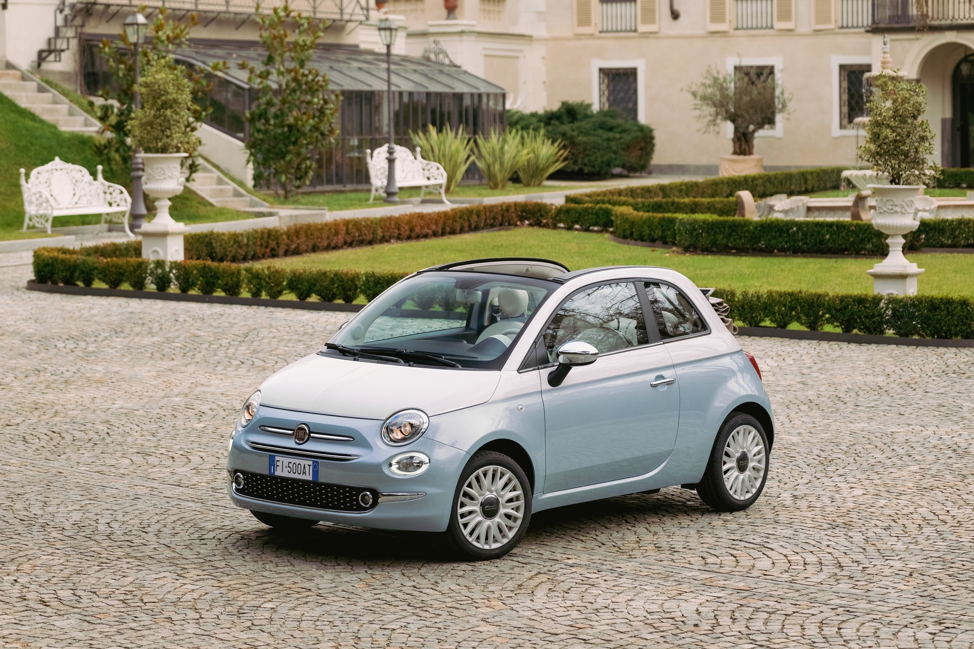 Культовый хэтчбек Fiat 500 получил очередную ретро-версию — Motor