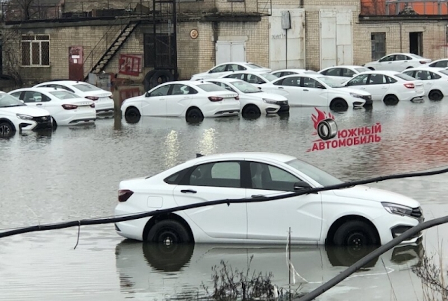 Компания АвтоВАЗ сообщила, что затопленные на парковке дилера автомобили Lada не пострадали