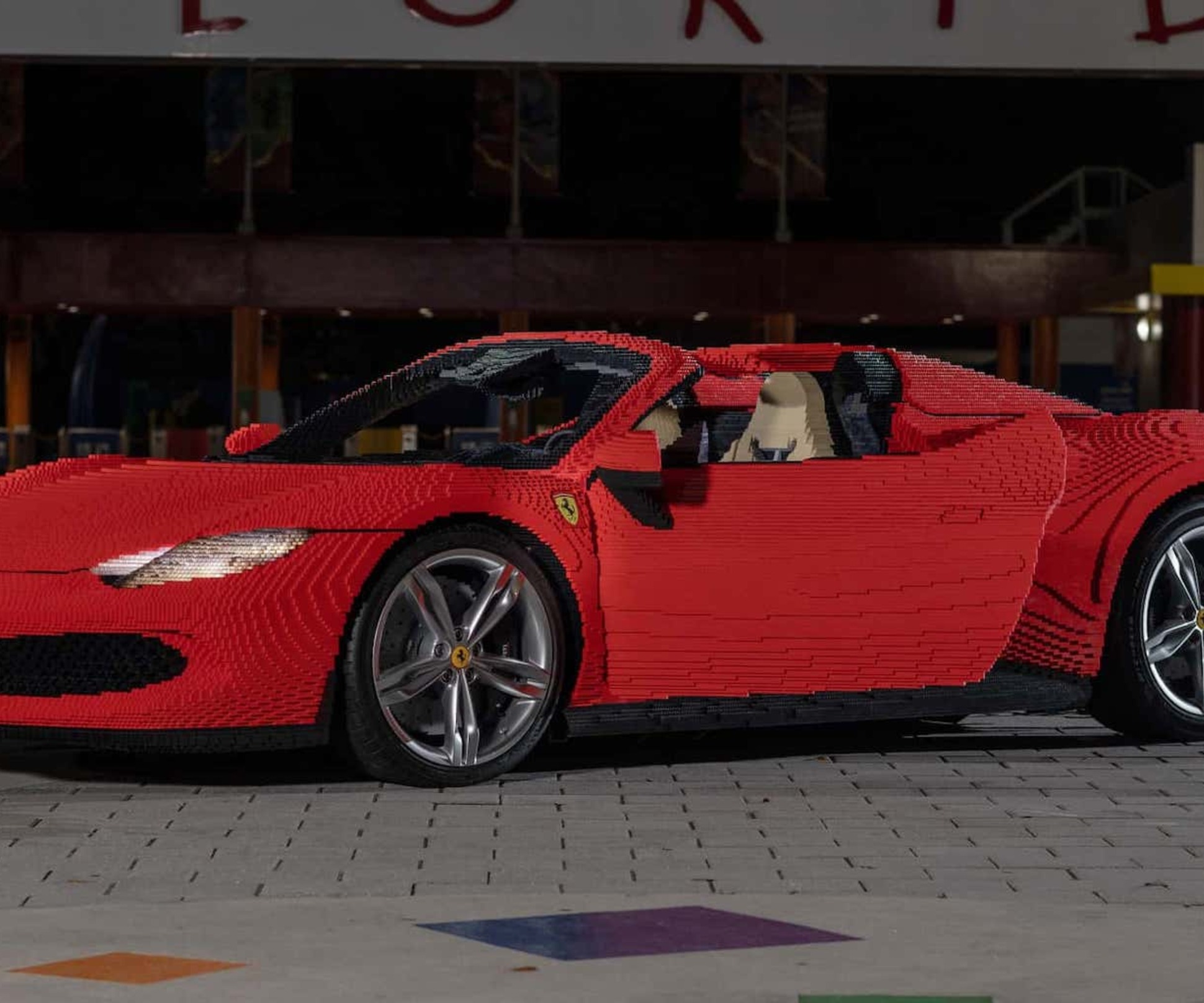 Посмотрите на игрушечный Ferrari 296 GTS из Lego, который весит больше  реального суперкара — Motor