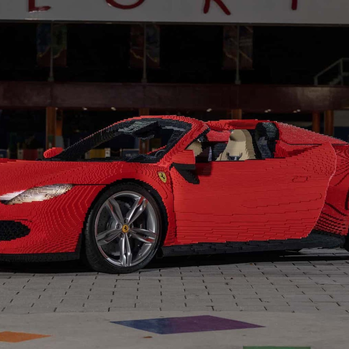 Посмотрите на игрушечный Ferrari 296 GTS из Lego, который весит больше  реального суперкара — Motor