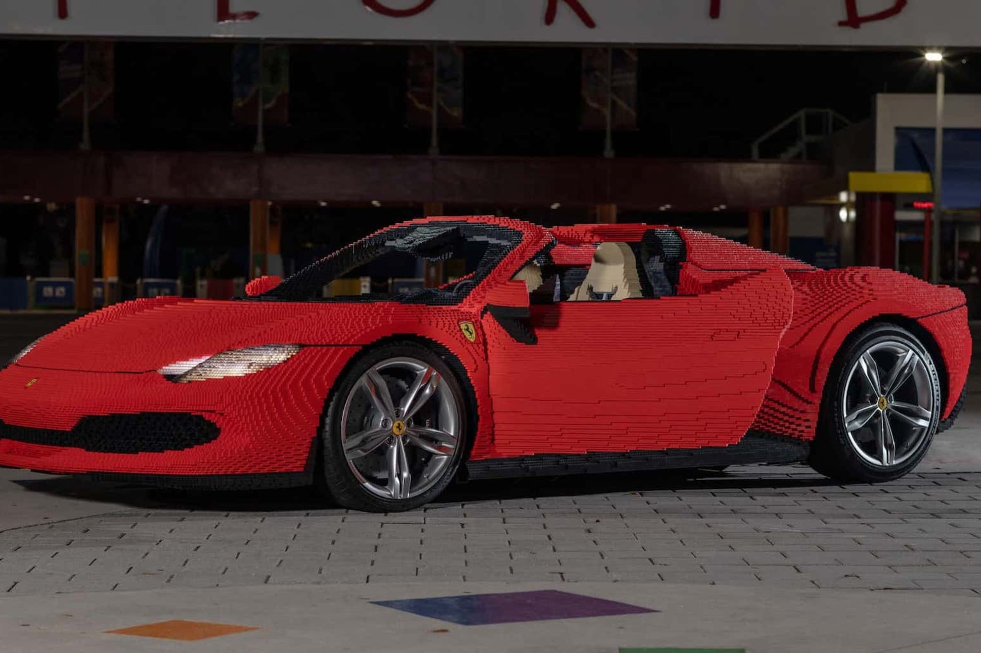 Посмотрите на игрушечный Ferrari 296 GTS из Lego, который весит больше  реального суперкара — Motor