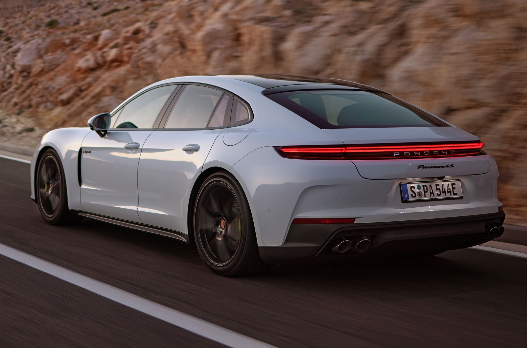 Представлены две новые гибридные версии Porsche Panamera — Motor