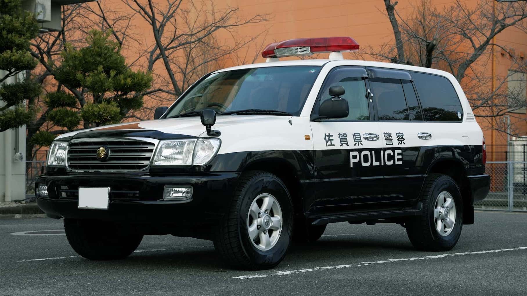 Для полиции Японии разработали модифицированный внедорожник Toyota Land Cruiser серии J100
