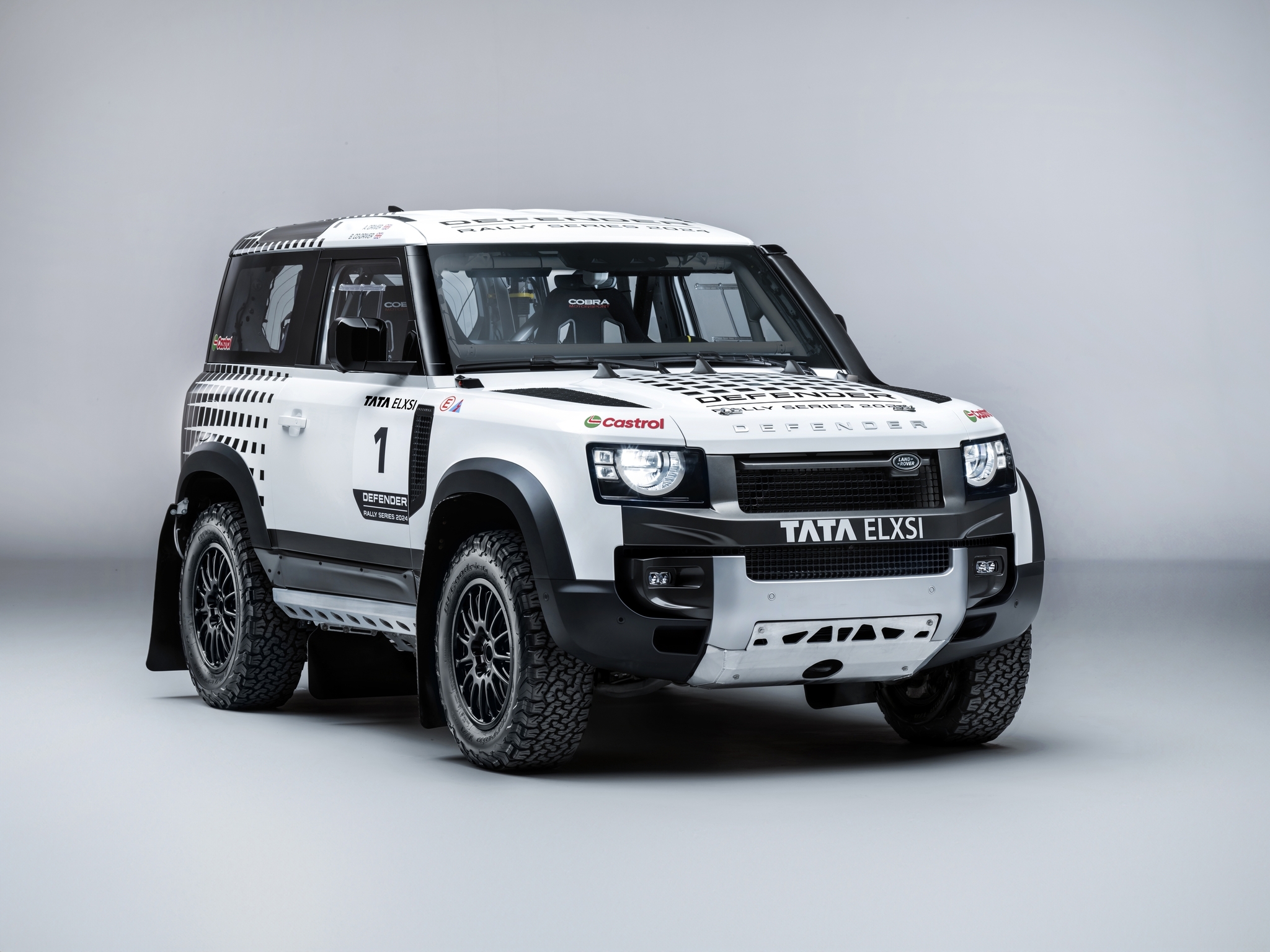 Компания Land Rover обновила экстремальный внедорожник Defender для гонок