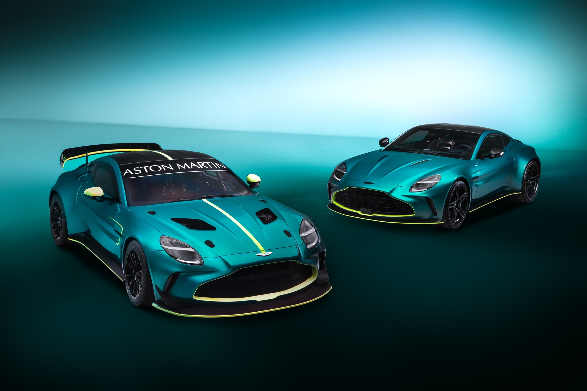 Компания Aston Martin представила почти стандартный спорткар Vantage для гонок