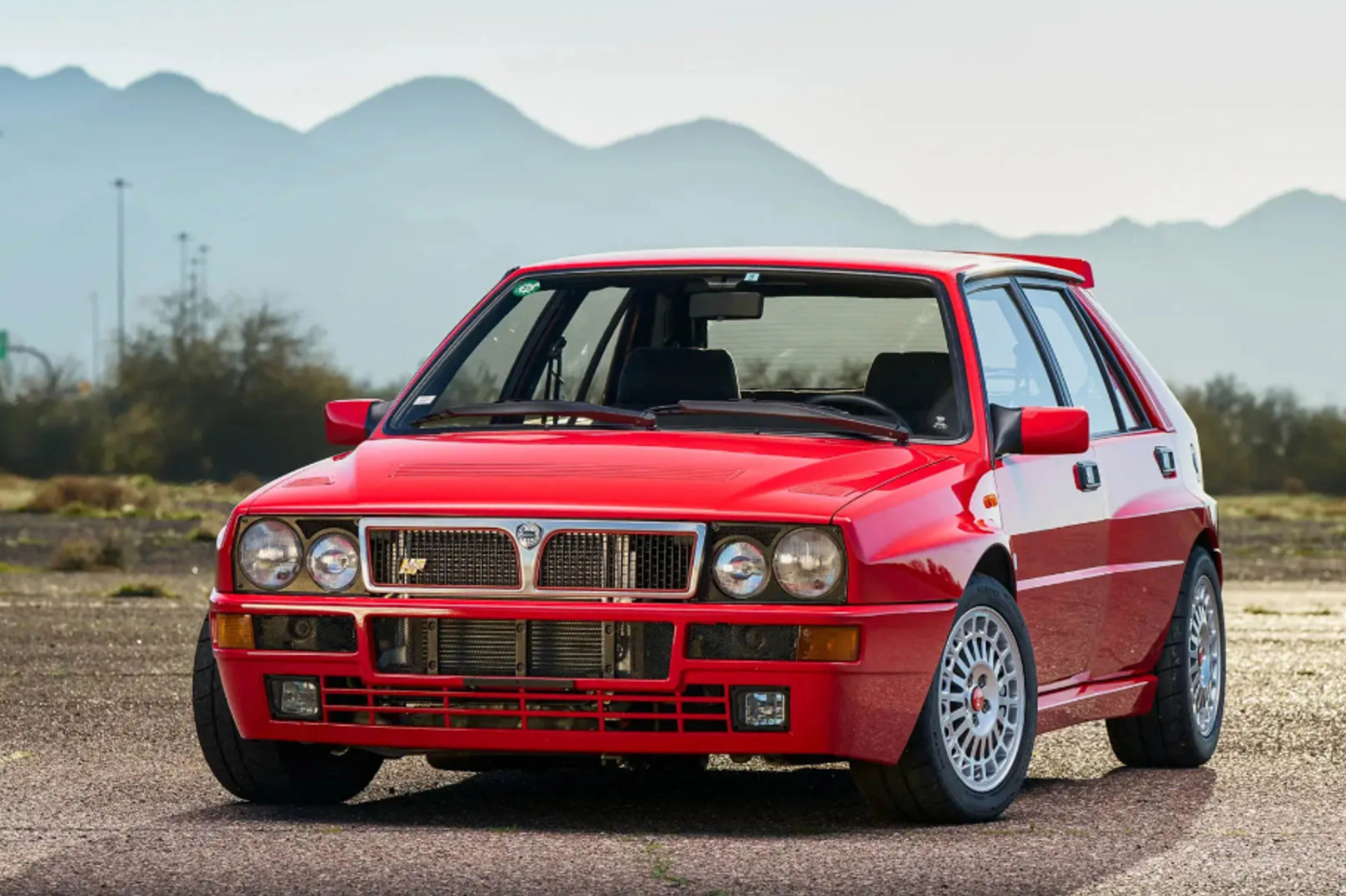 В продаже появилась Lancia Delta Integrale шеф-дизайнера Stellantis — Motor