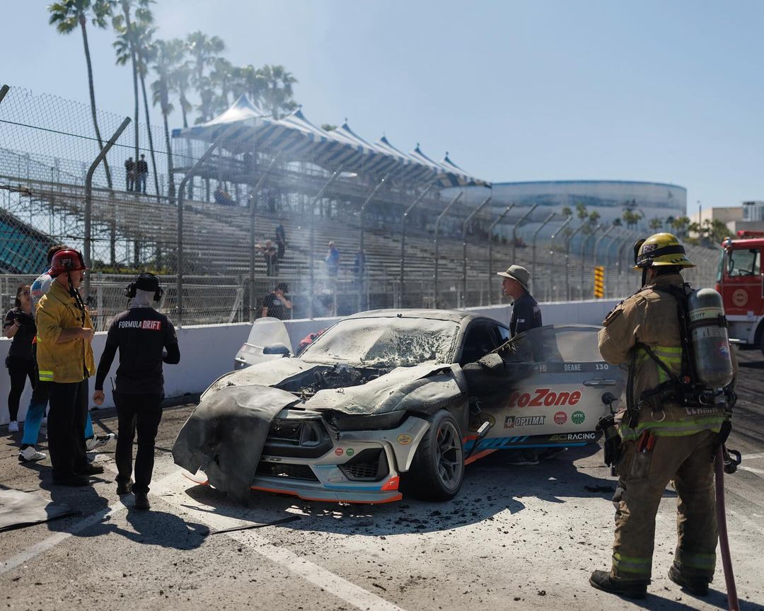 Новейший дрифтовый Ford Mustang сгорел на трассе прямо во время заезда