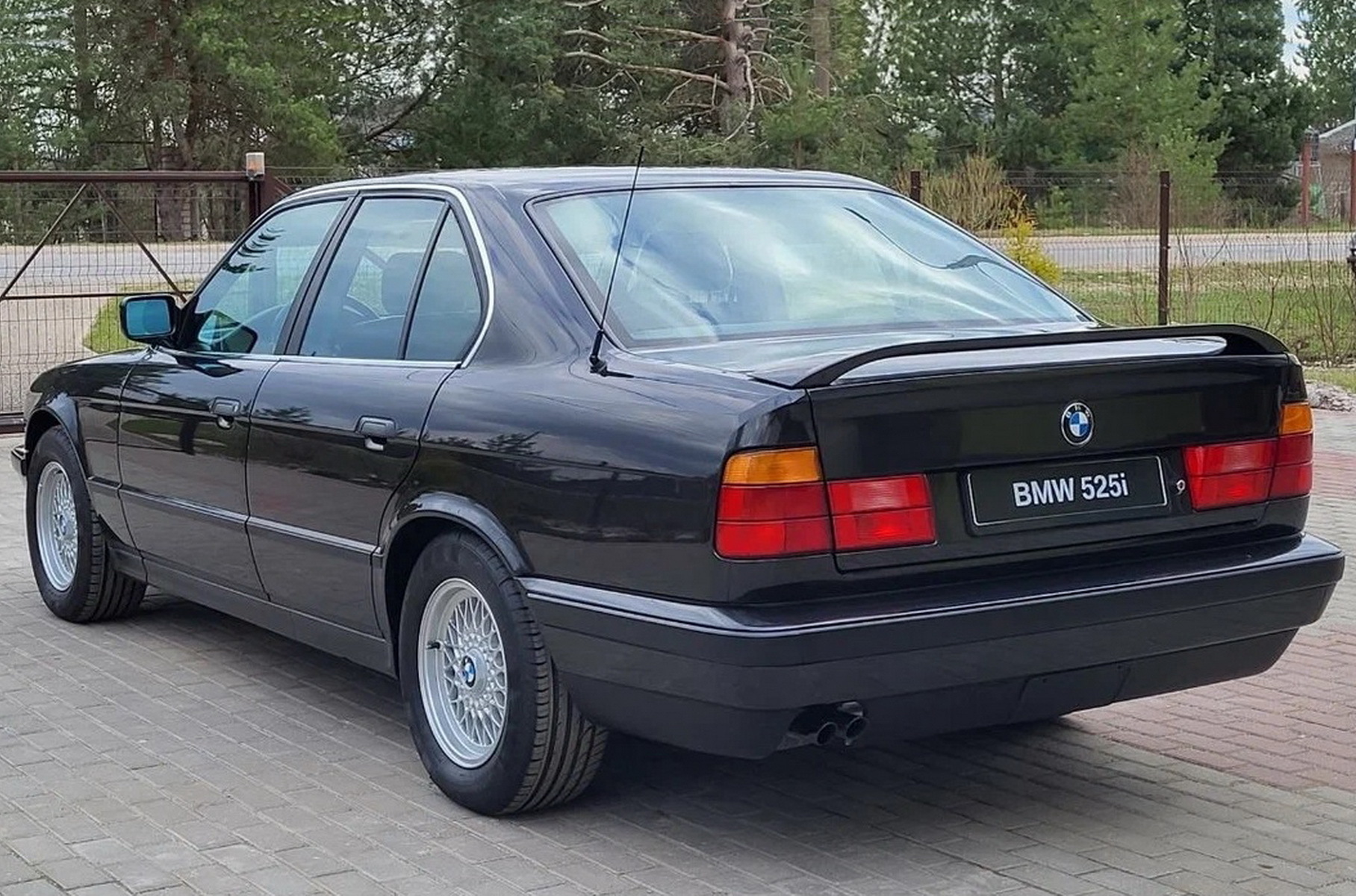 В России выставили на продажу практически новый BMW 5-Series E34