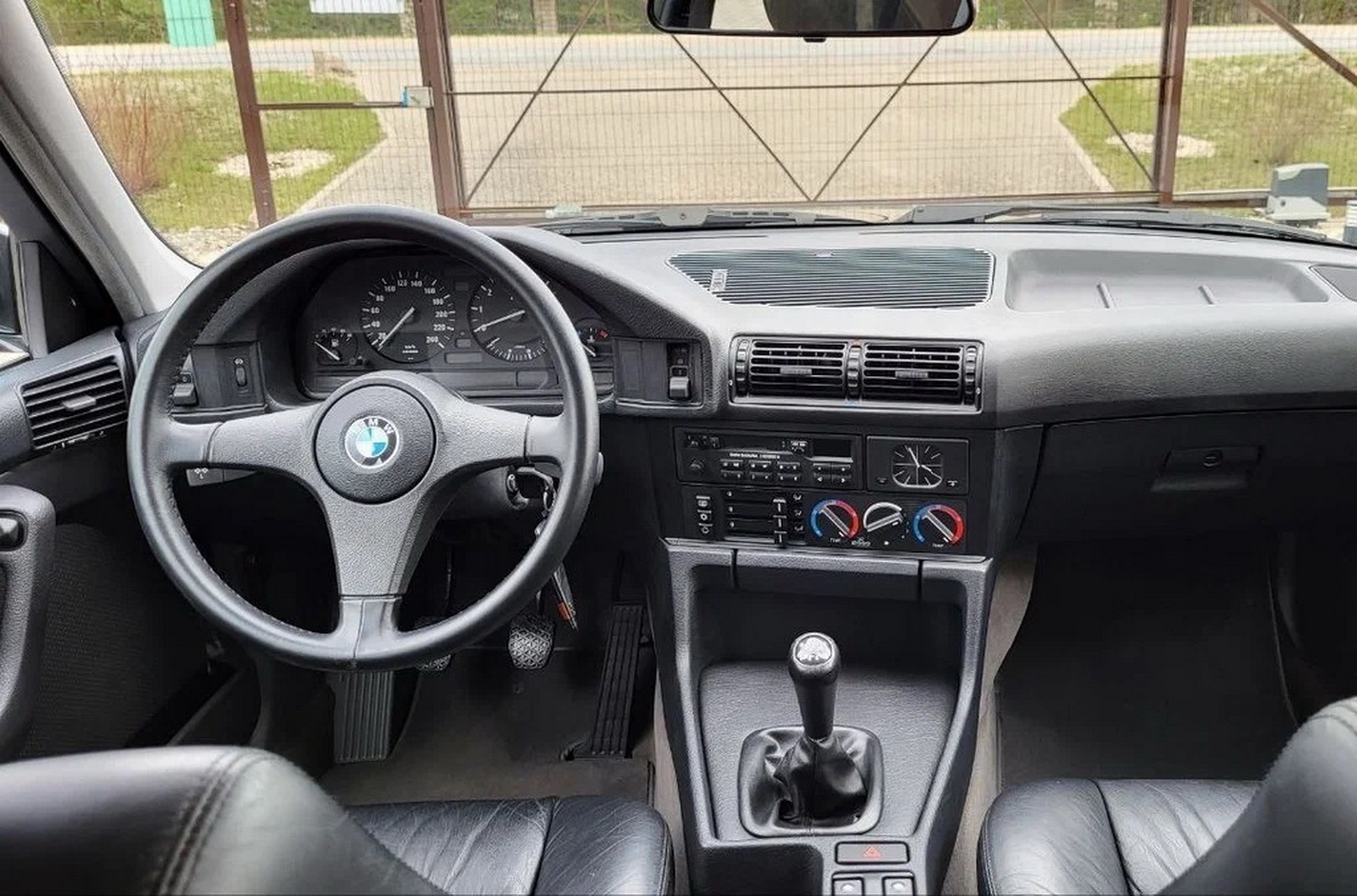 В России выставили на продажу практически новый BMW 5-Series E34