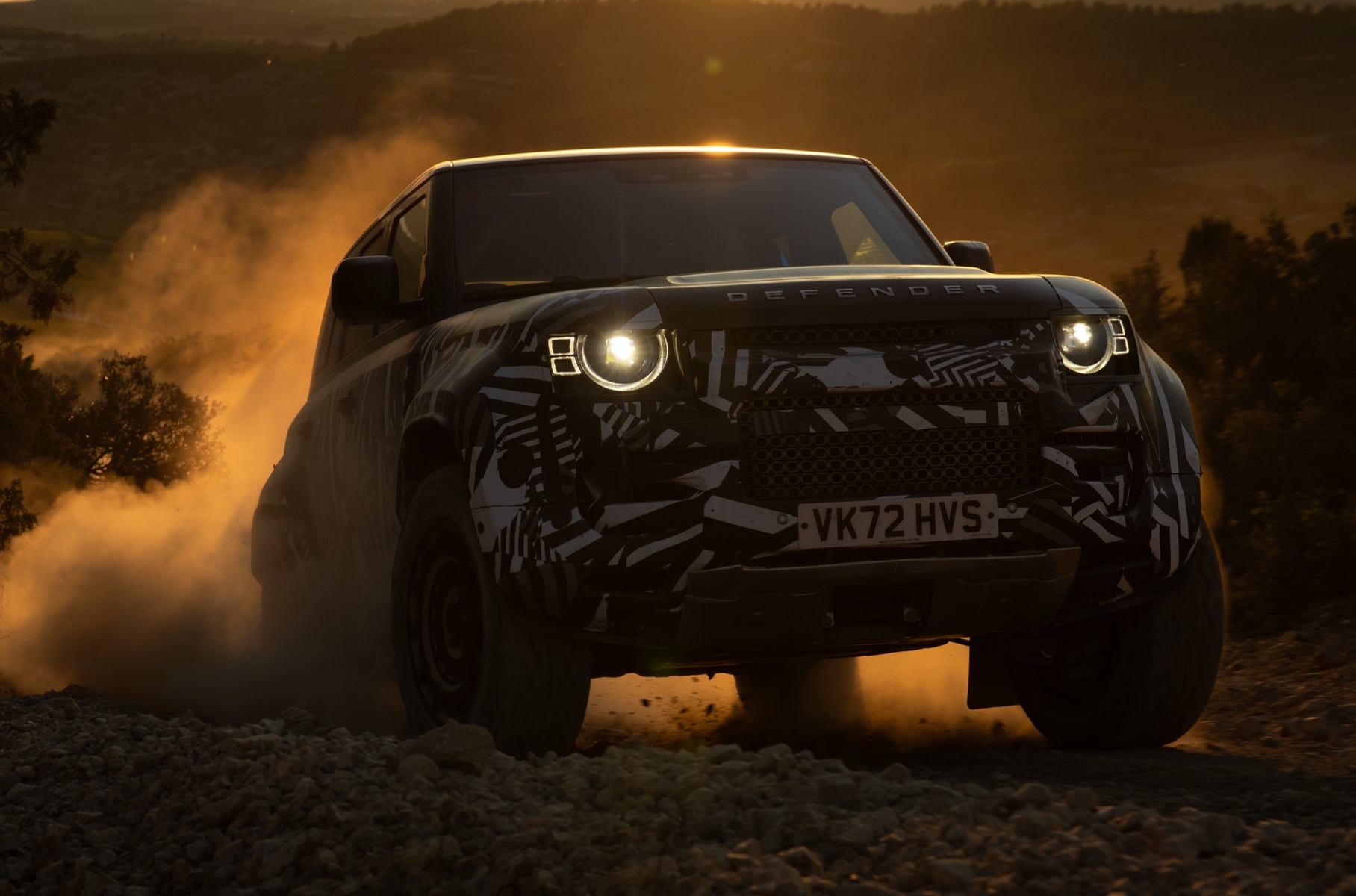 Самый мощный Land Rover Defender показали на видео в движение