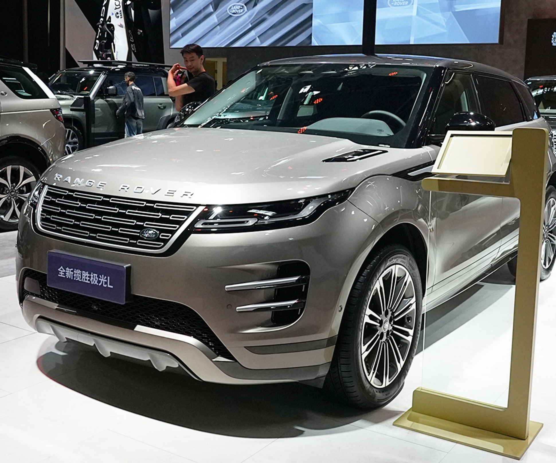 Кроссовер-лимузин Range Rover Evoque пережил рестайлинг — Motor