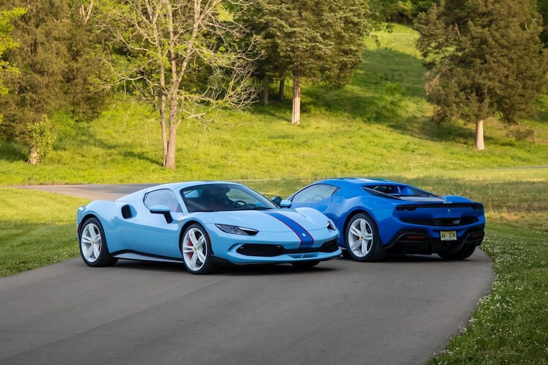 Ferrari показала создание двух специальных суперкаров 296 GTS в честь США