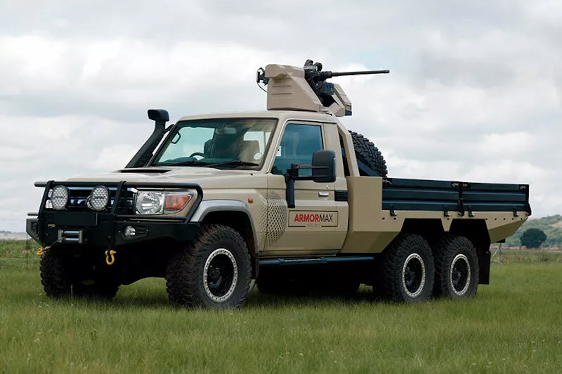 Классический Toyota Land Cruiser превратили в шестиколёсный пикап с  пулемётом — Motor