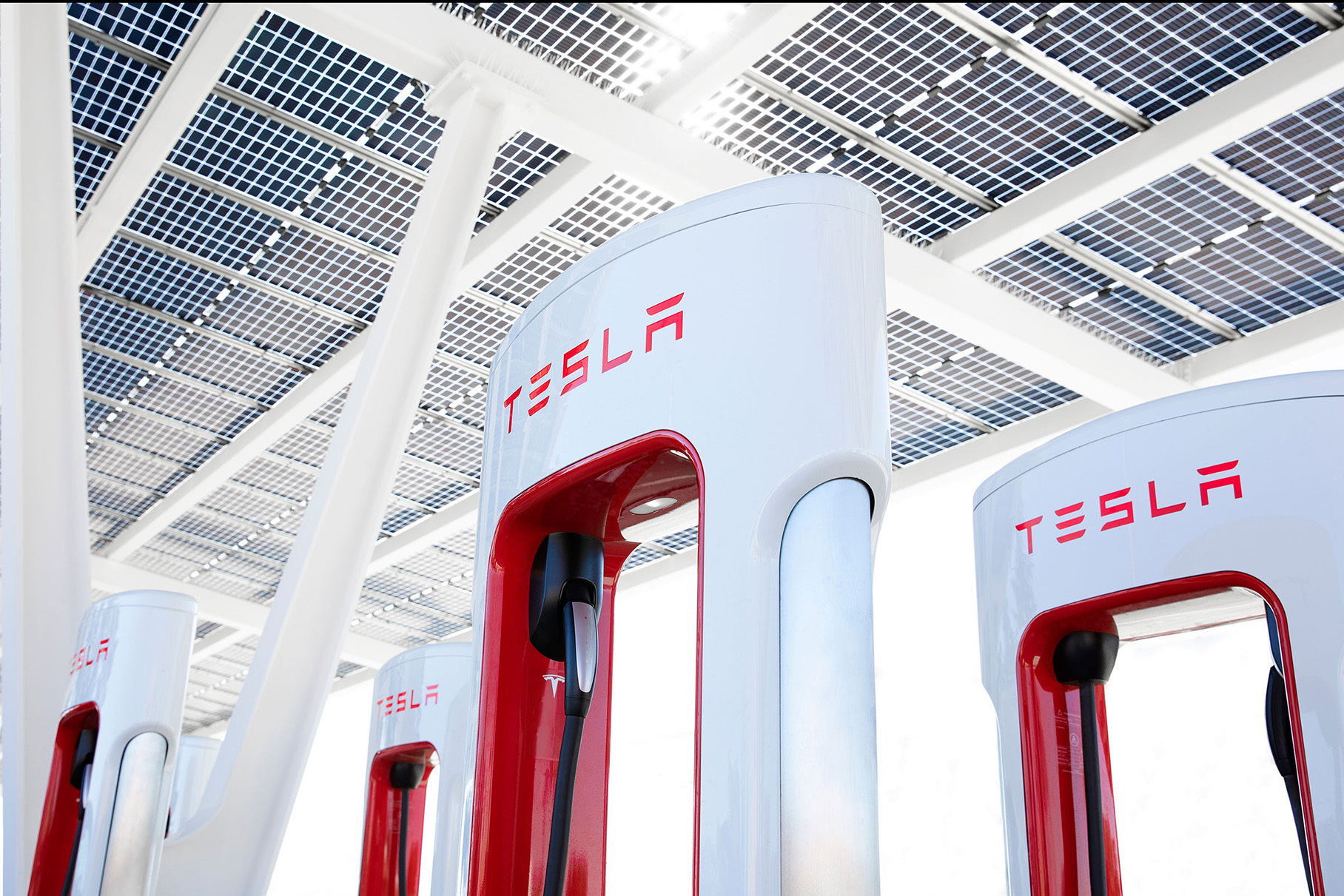 Tesla покинули несколько руководителей сети быстрой зарядки Supercharger