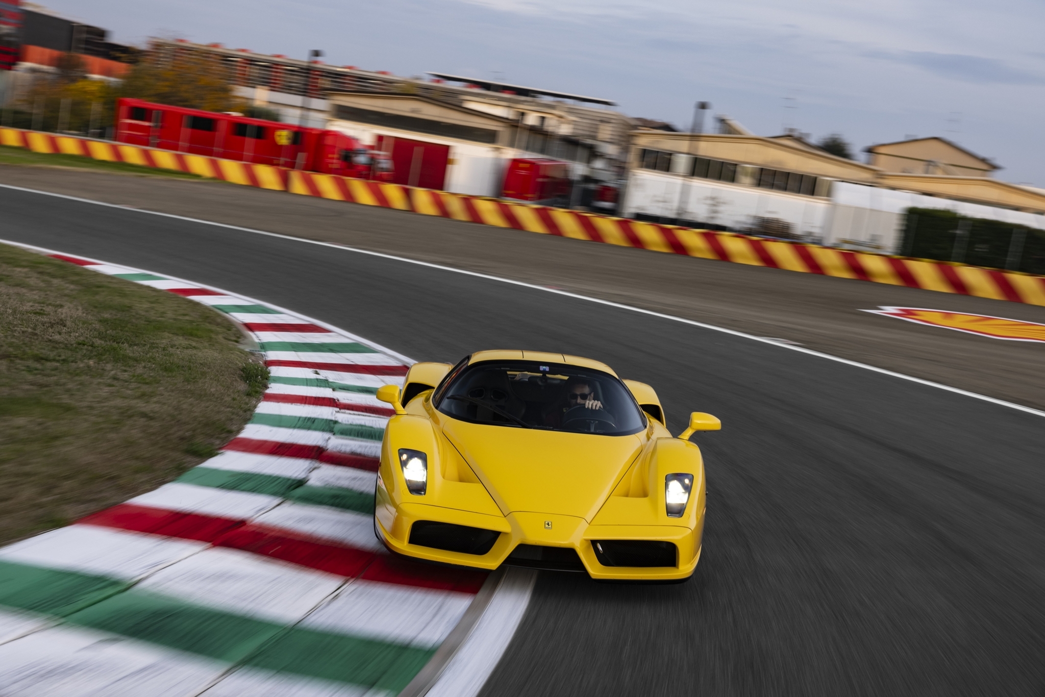 Компания Pirelli выпустила шины для давно снятых с производства моделей Ferrari