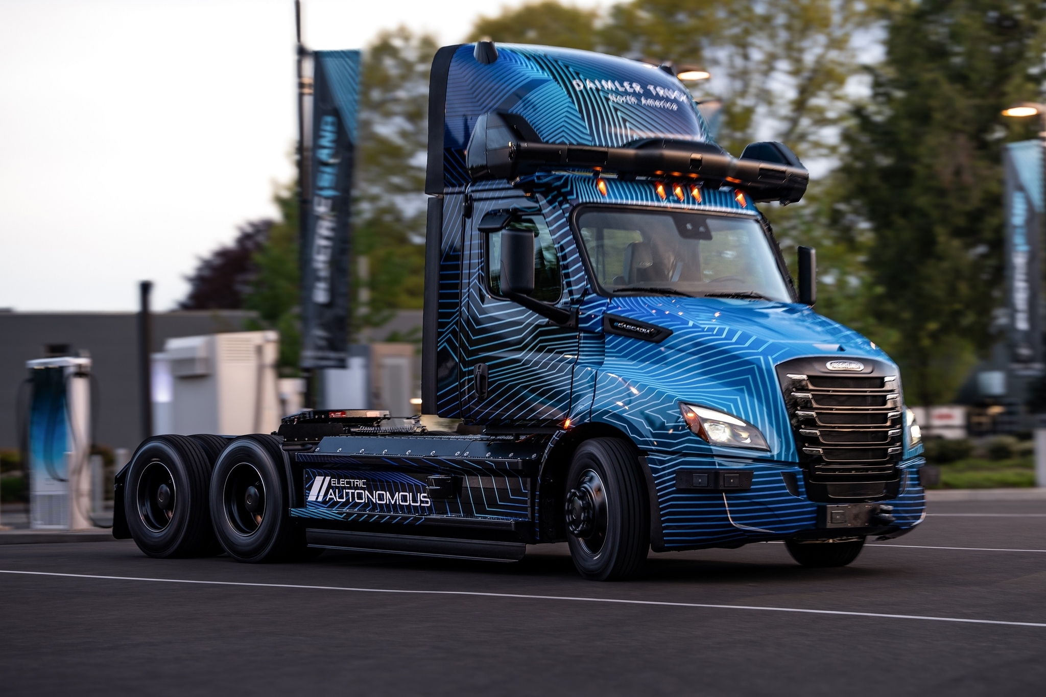 Компания Daimler Truck построила беспилотный электрический тягач Freightliner